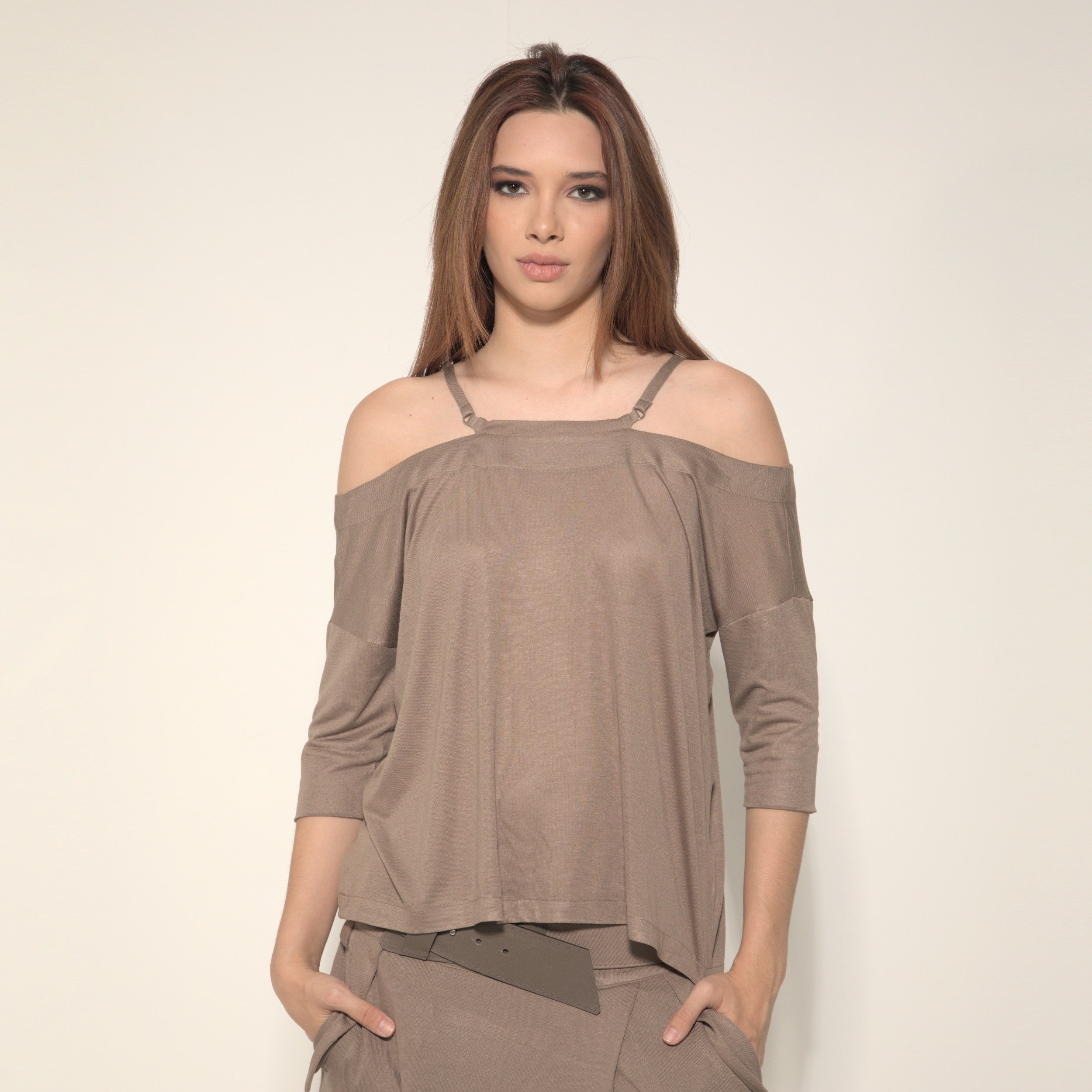 Anya - Blusa em malha com manga e alcinhas na cor cáqui