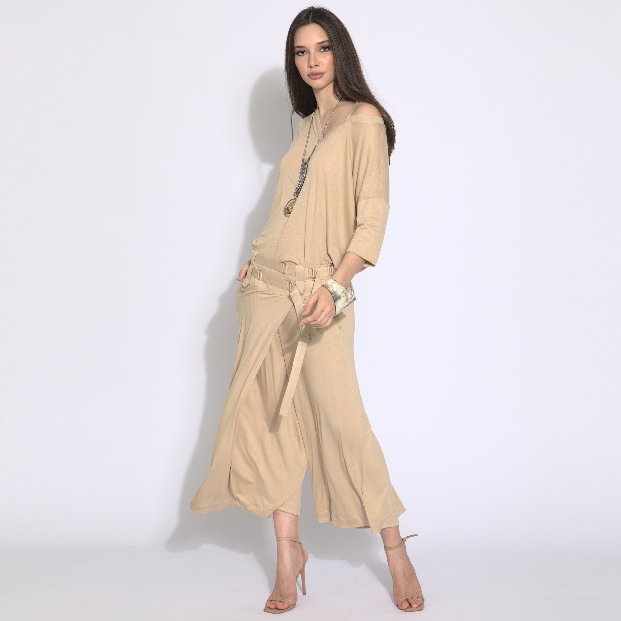 Jackie - Blusa em malha assimétrica com alcinha cor areia
