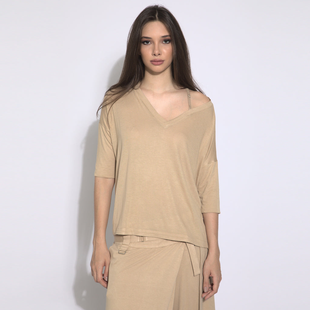Jackie - Blusa em malha assimétrica com alcinha cor areia