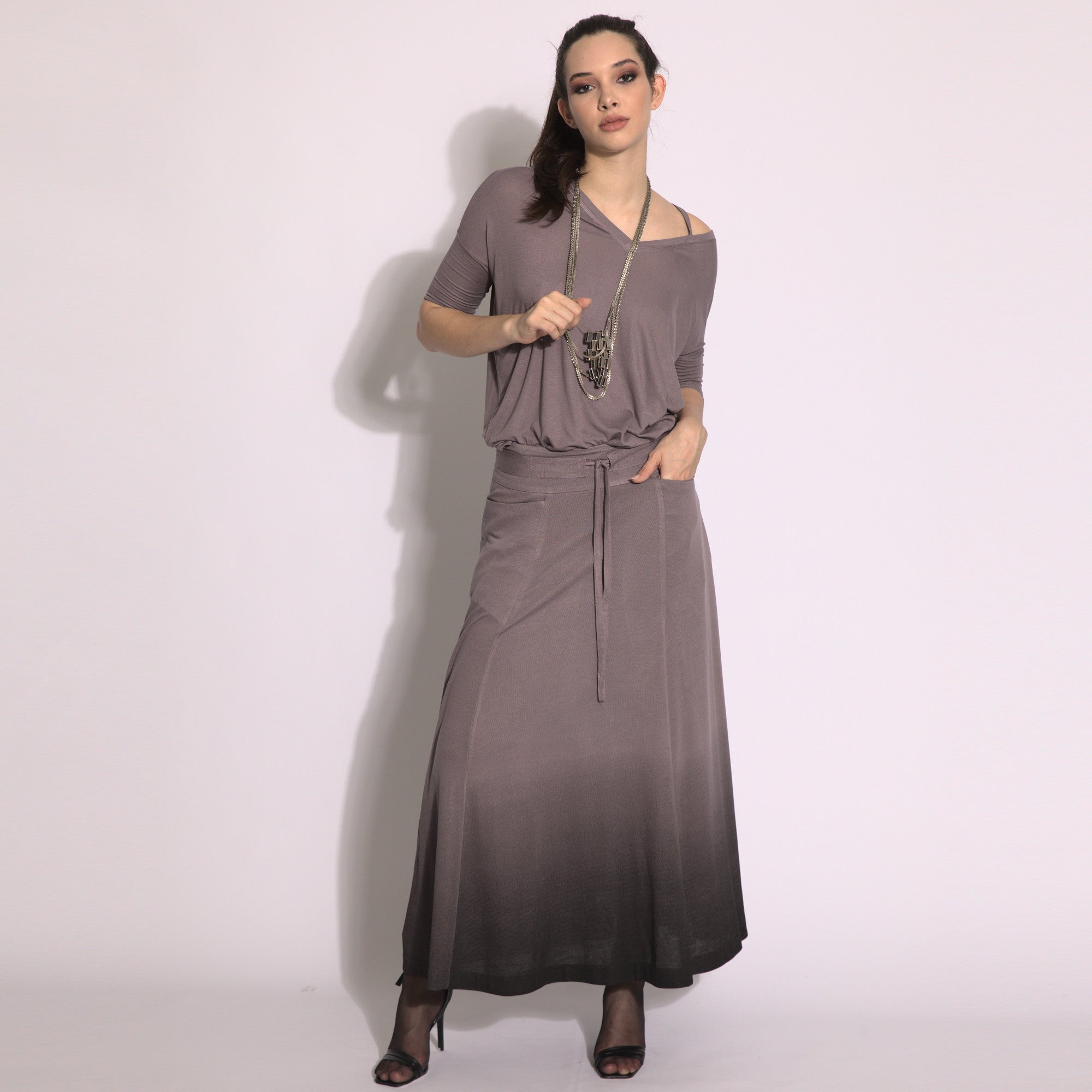 Jackie - Blusa em malha assimétrica com alcinha cor funghi