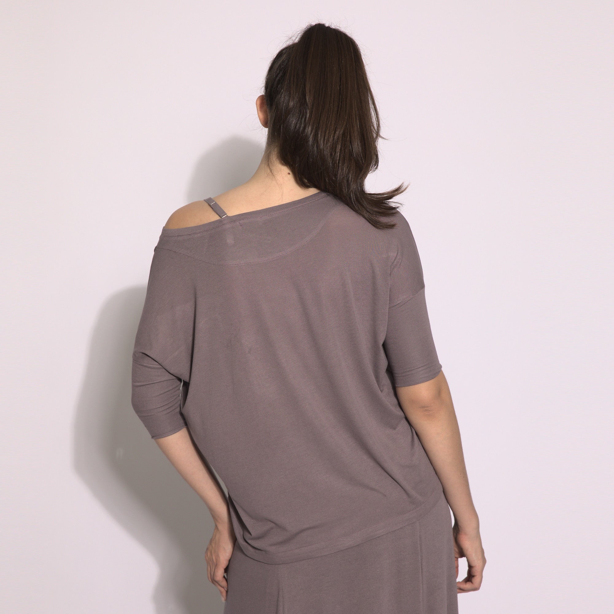 Jackie - Blusa em malha assimétrica com alcinha cor funghi