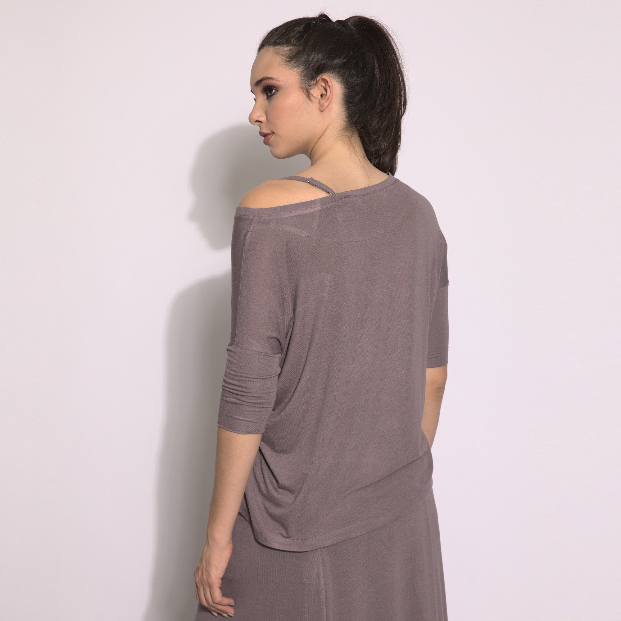 Jackie - Blusa em malha assimétrica com alcinha cor funghi