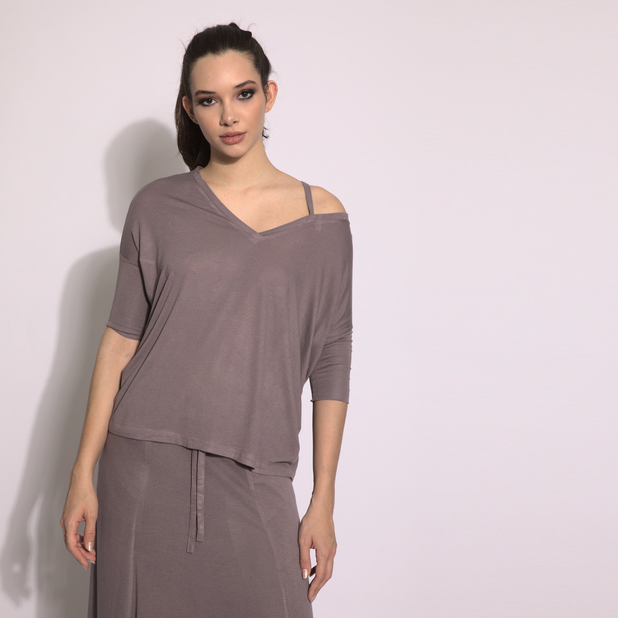 Jackie - Blusa em malha assimétrica com alcinha cor funghi