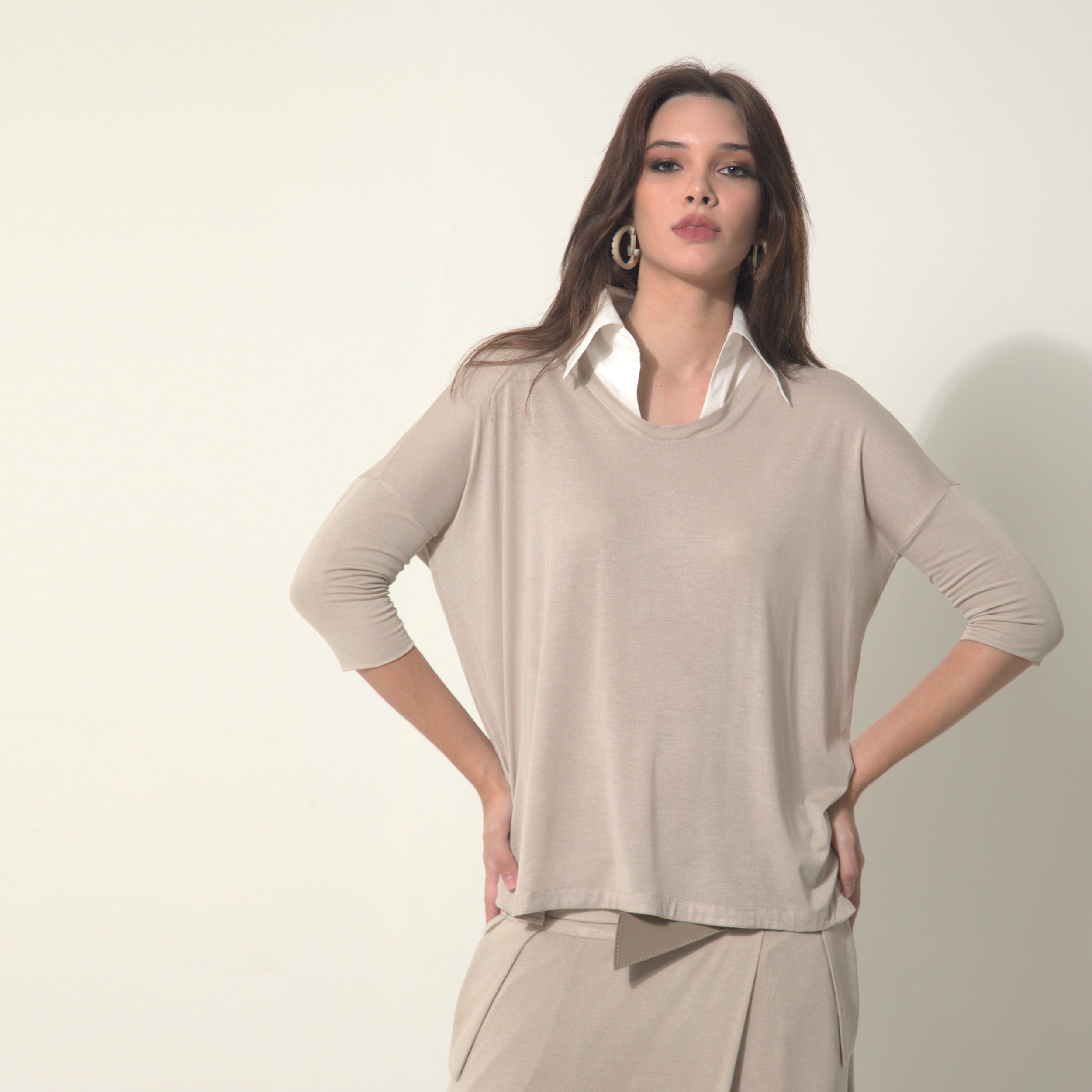Emily - Blusa em malha com gola de tricoline na cor bege Saara
