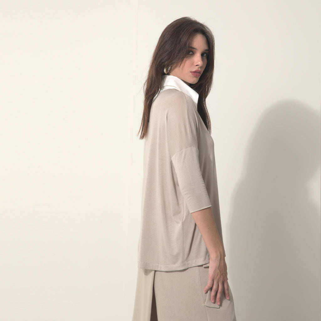 Emily - Blusa em malha com gola de tricoline na cor bege Saara
