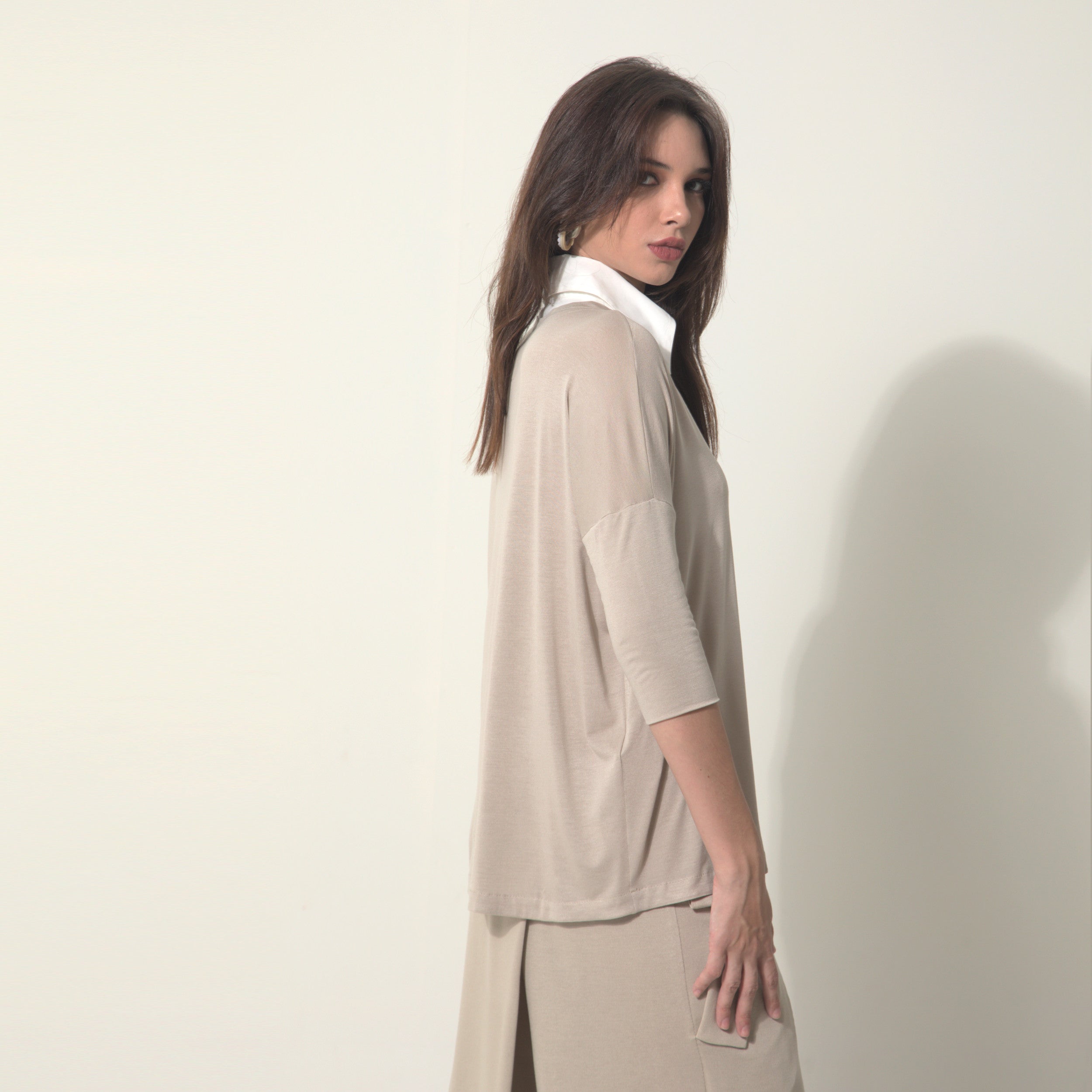 Emily - Blusa em malha com gola de tricoline na cor bege Saara