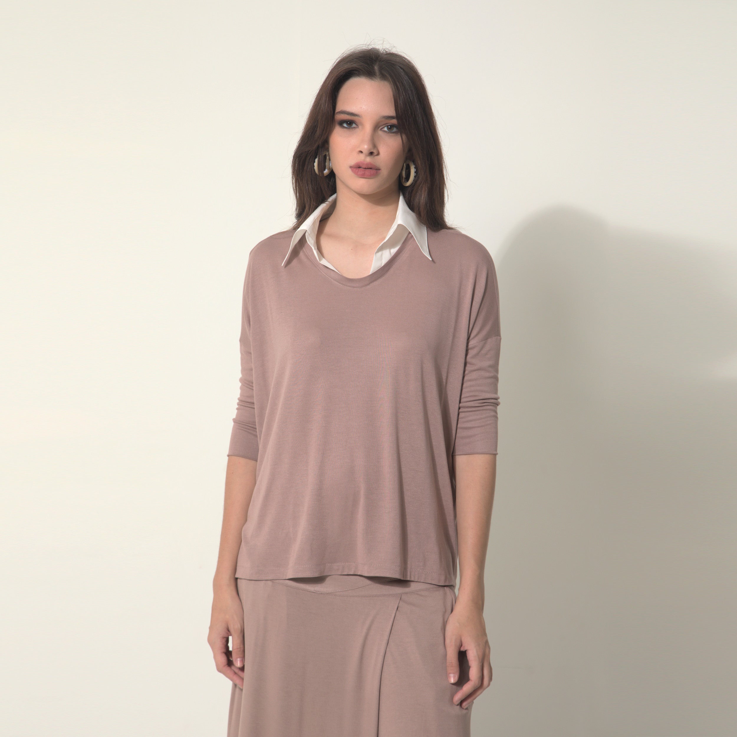 Emily - Blusa em malha com gola de tricoline na cor preta