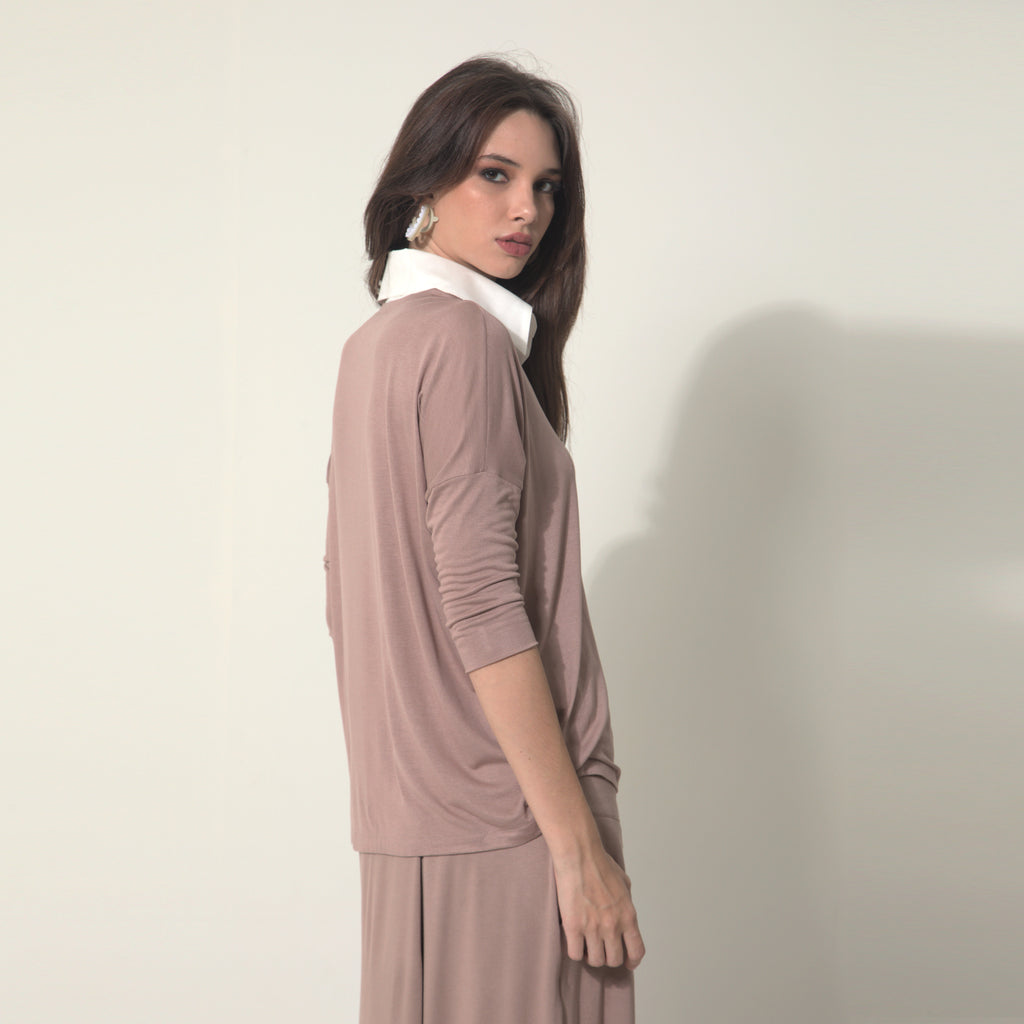 Emily - Blusa em malha com gola de tricoline na cor mocha mousse