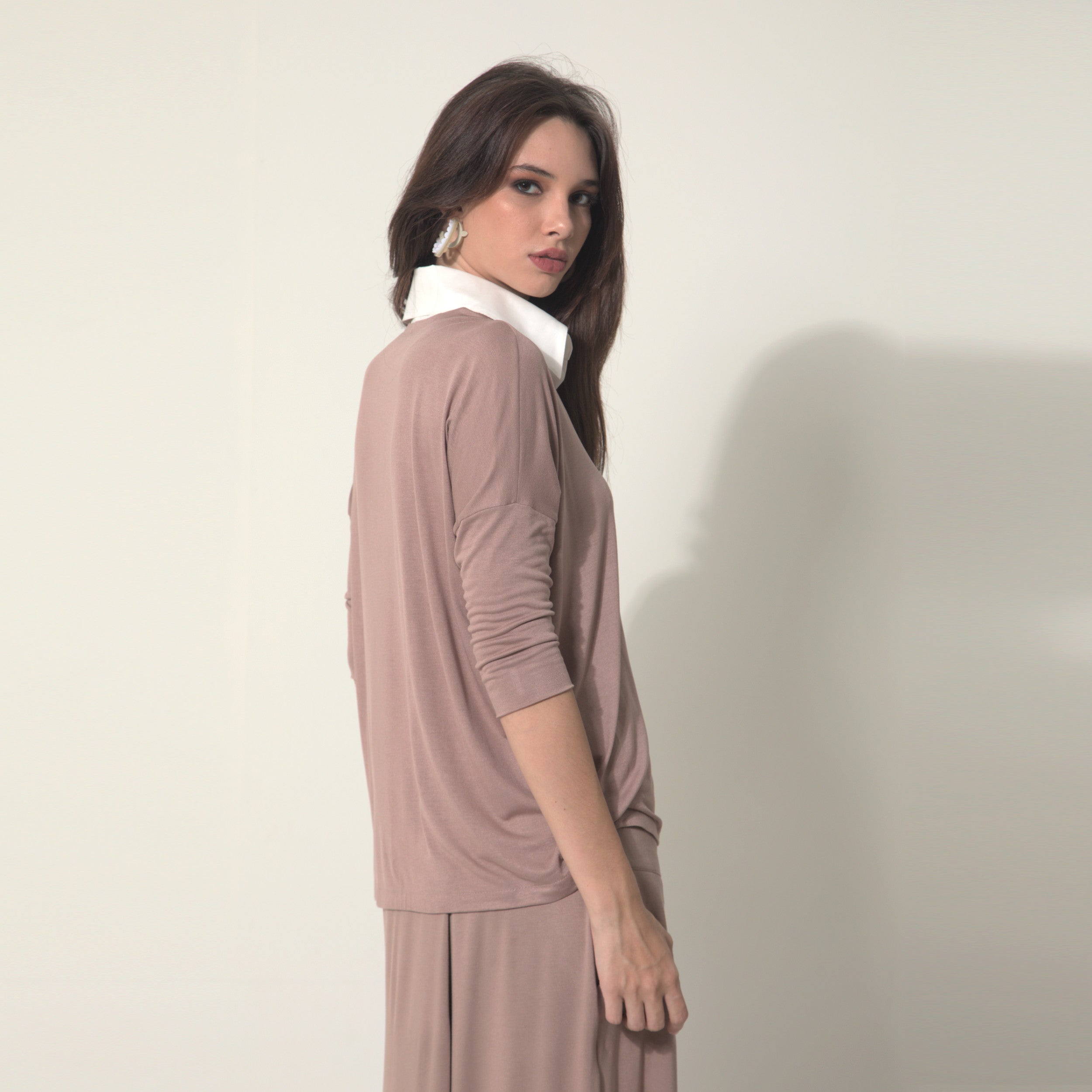 Emily - Blusa em malha com gola de tricoline na cor preta