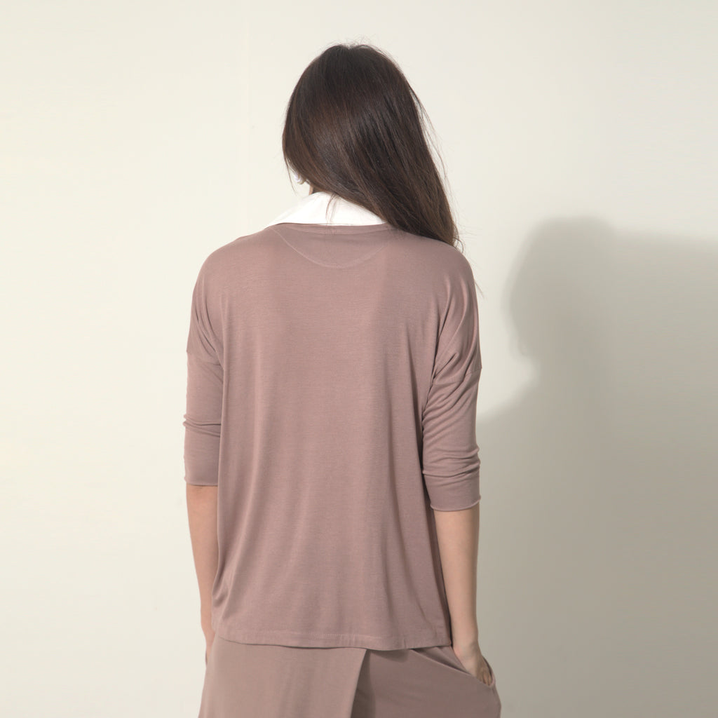 Emily - Blusa em malha com gola de tricoline na cor mocha mousse