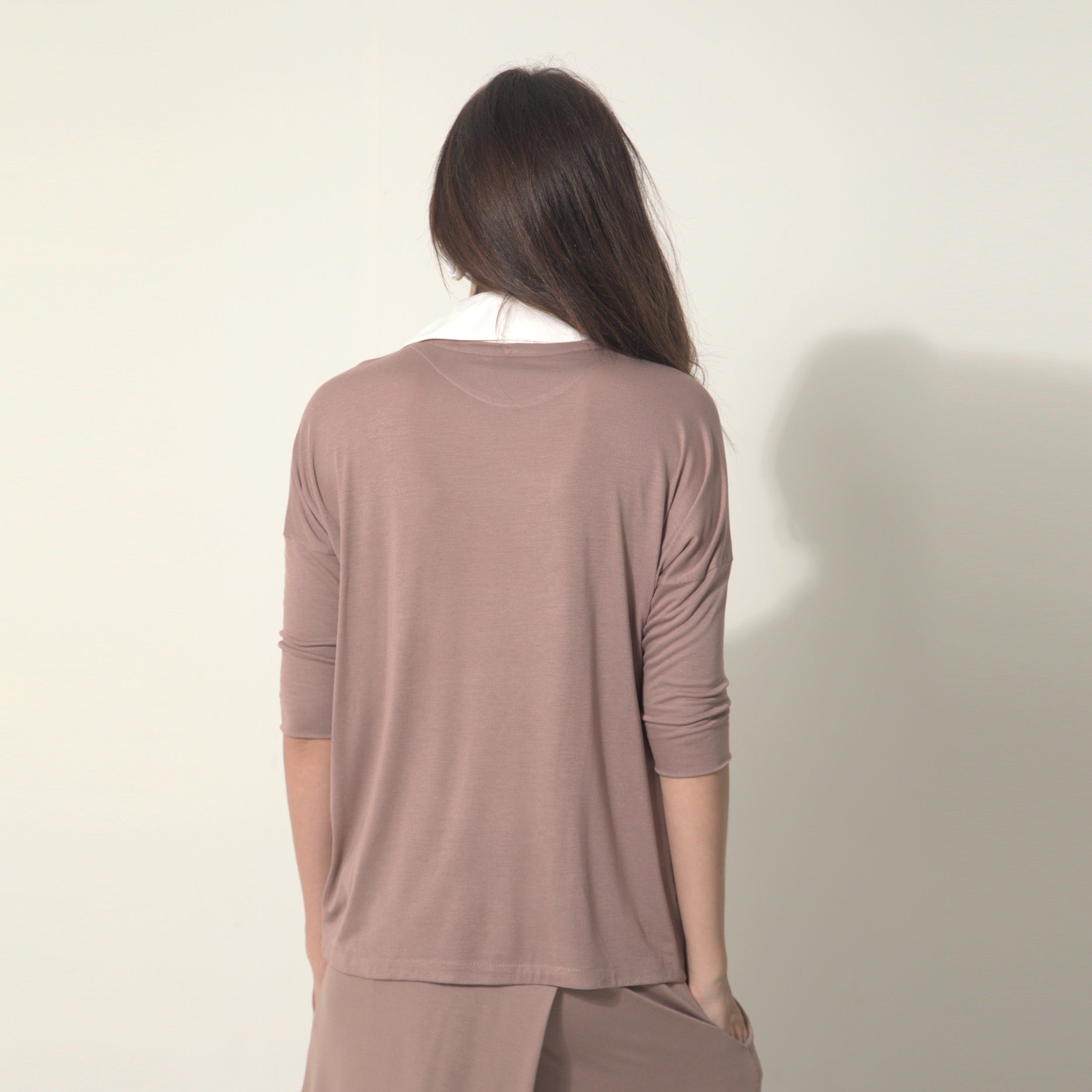Emily - Blusa em malha com gola de tricoline na cor mocha mousse