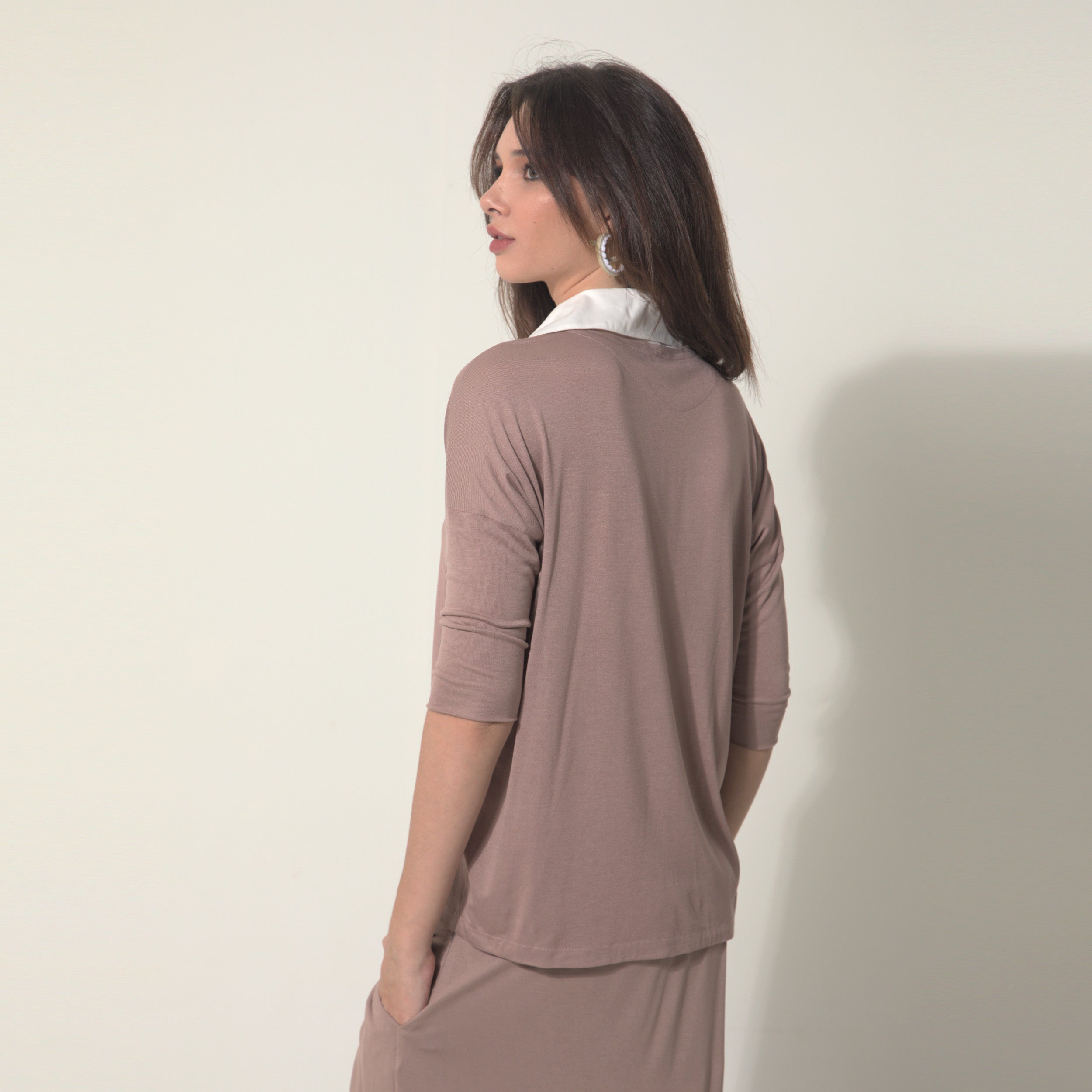 Emily - Blusa em malha com gola de tricoline na cor preta