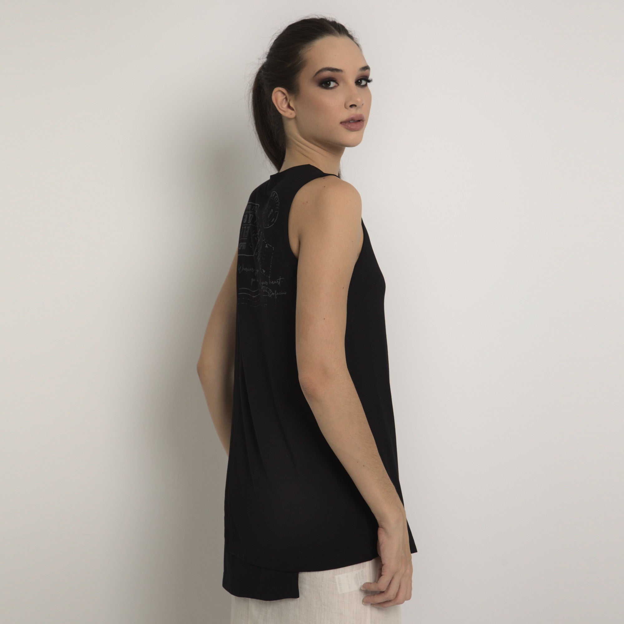 Olivia - Blusa transpassada sem mangas
