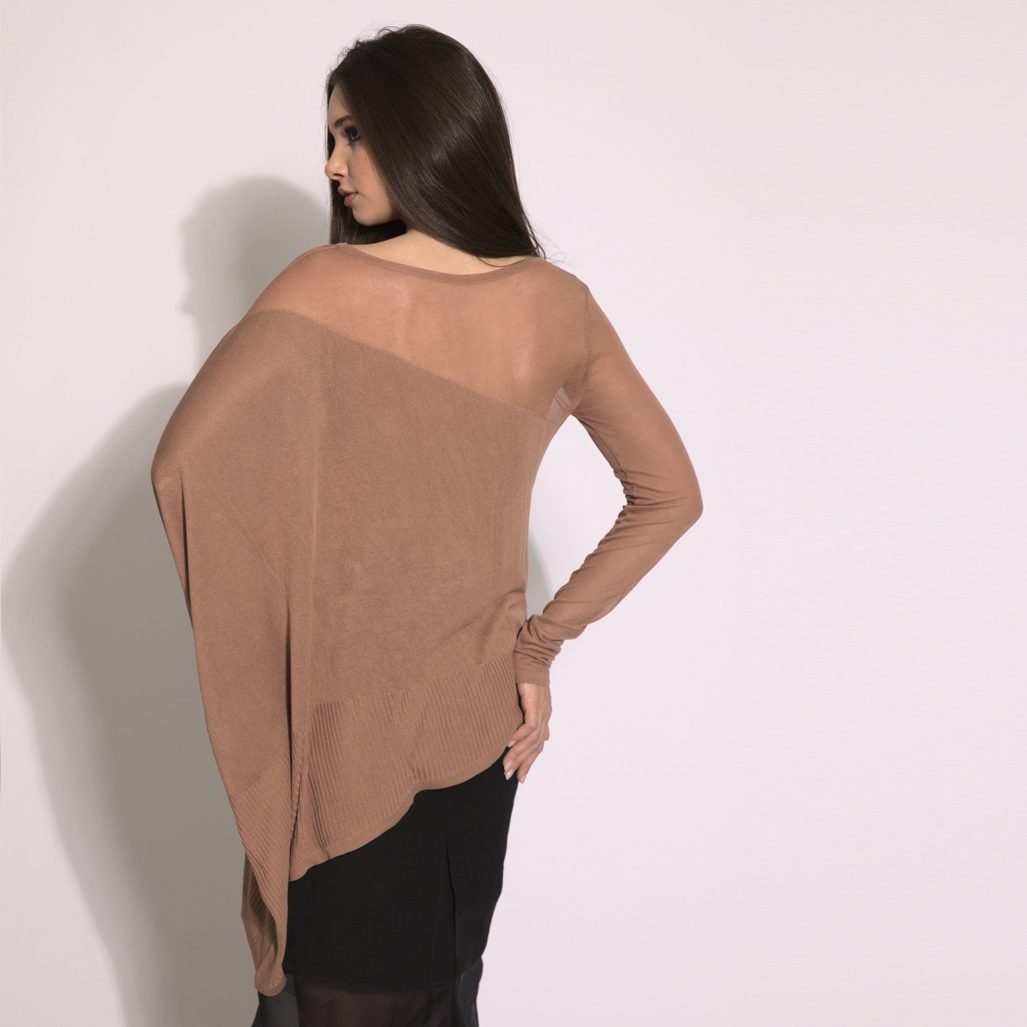 Kaya - Blusa de tricot assimétrica na cor argila com transparencia