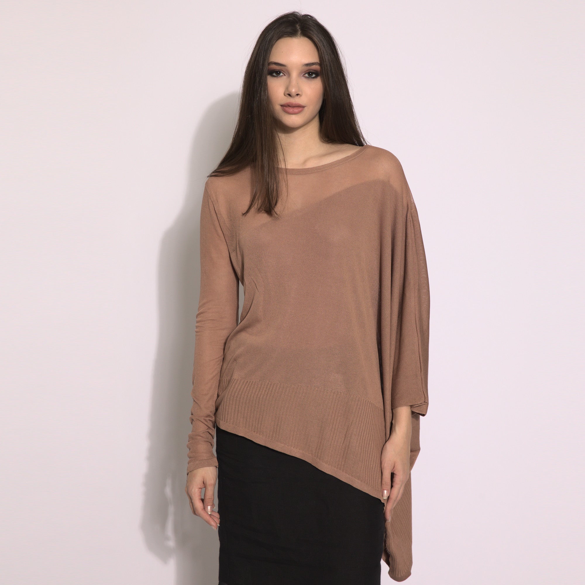 Kaya - Blusa de tricot assimétrica na cor argila com transparencia