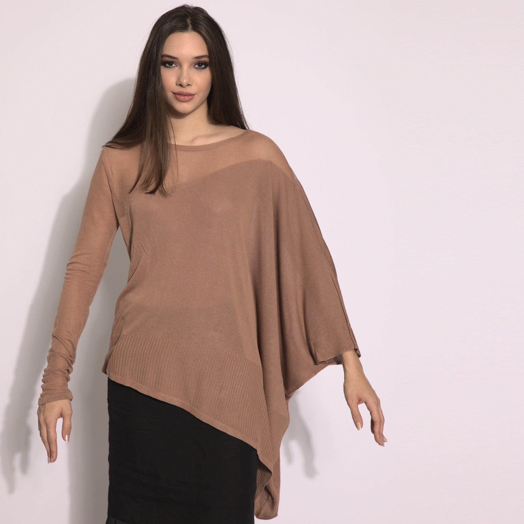 Kaya - Blusa de tricot assimétrica na cor argila com transparencia