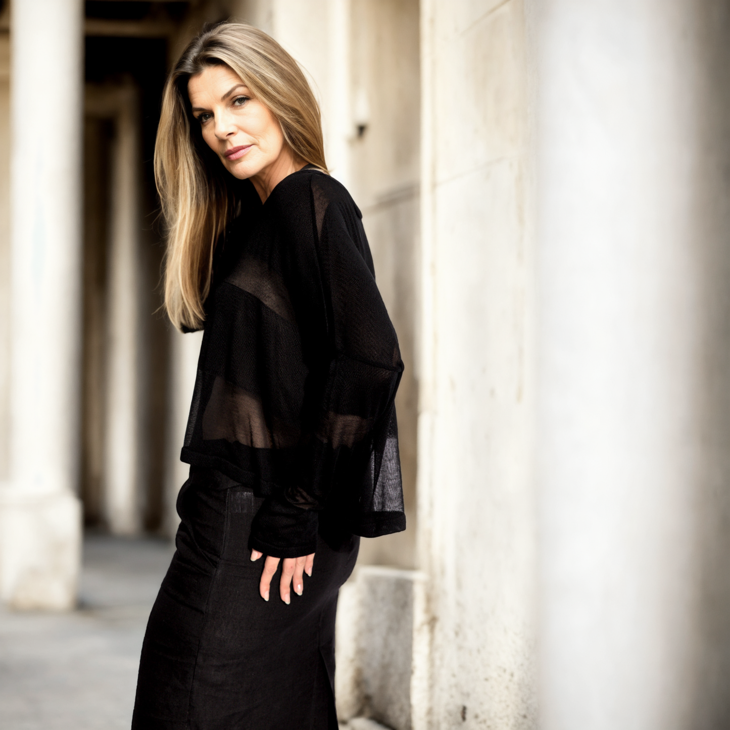 Giselle - Blusa de tricot listrada em preto com transparencias