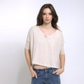 Brigitte - Blusa em malha corte retangular e manga 3/4 na cor linho natural