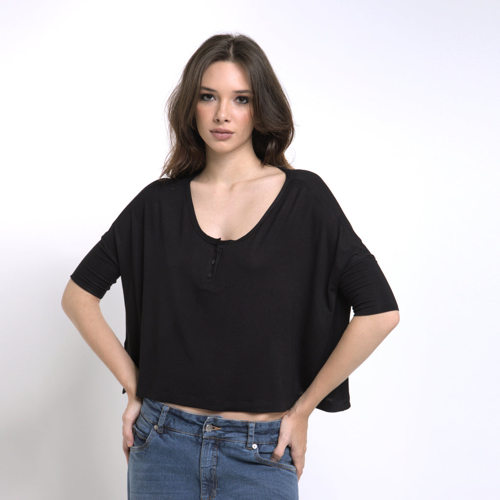 Brigitte - Blusa em malha corte retangular e manga 3/4 na cor preta