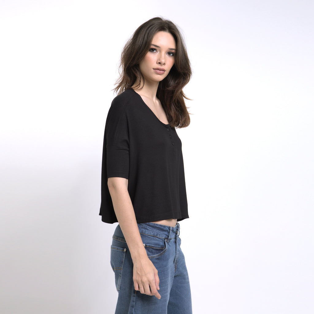 Brigitte - Blusa em malha corte retangular e manga 3/4 na cor preta