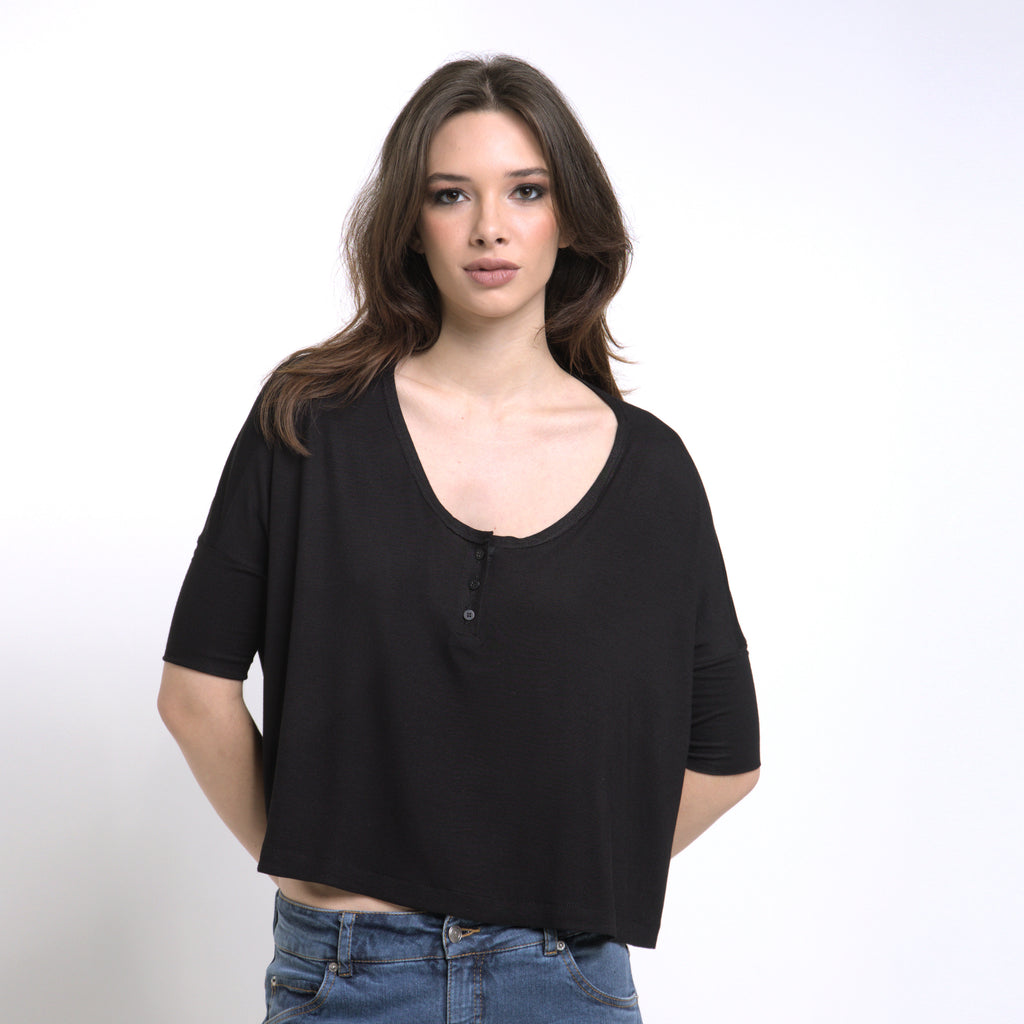 Brigitte - Blusa em malha corte retangular e manga 3/4 na cor preta