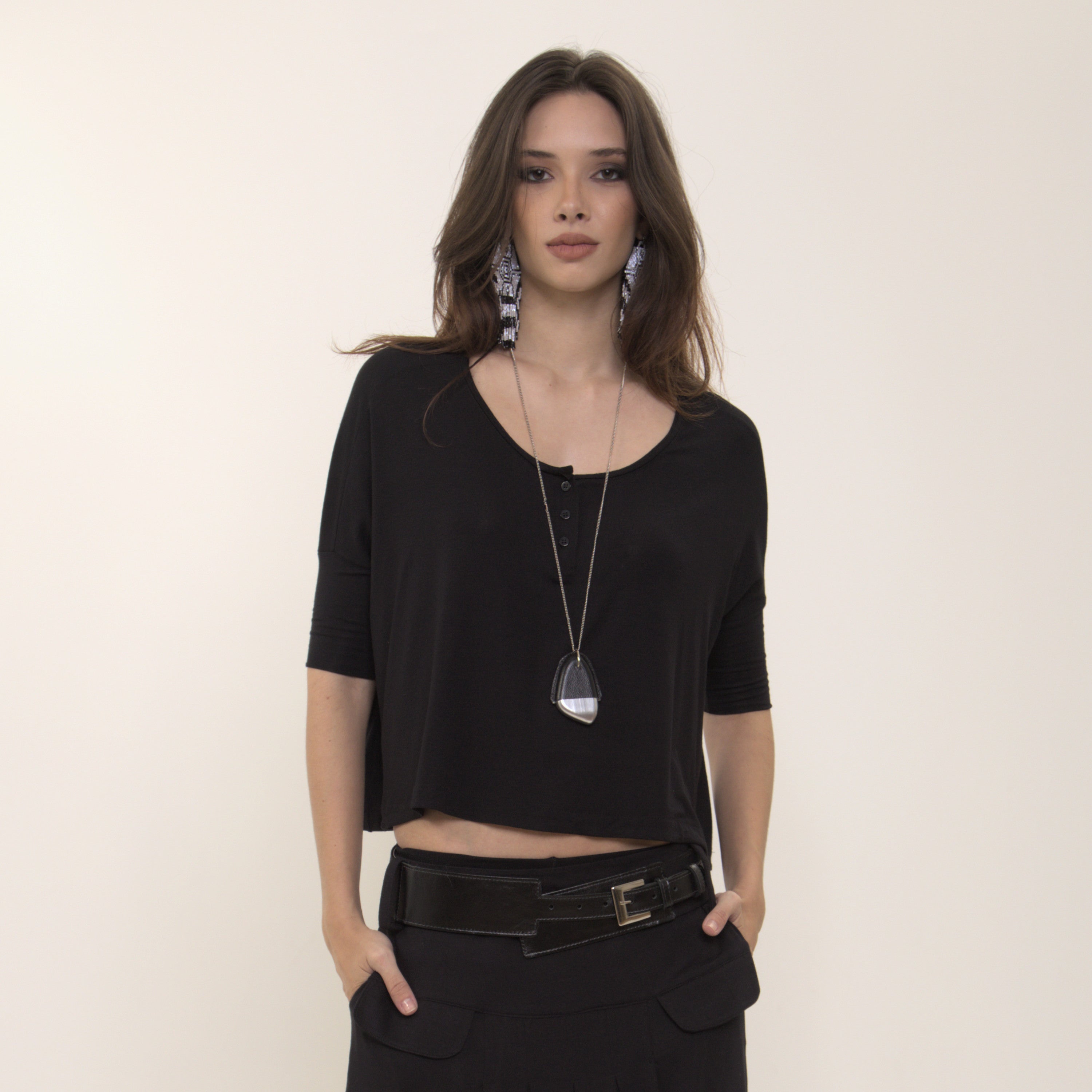 Brigitte - Blusa em malha corte retangular e manga 3/4 na cor preta