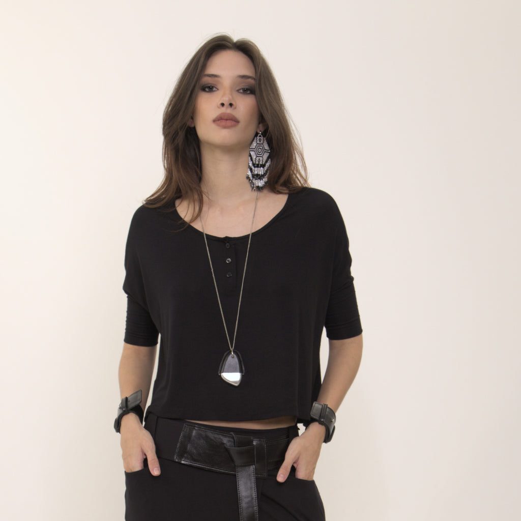 Brigitte - Blusa em malha corte retangular e manga 3/4 na cor preta