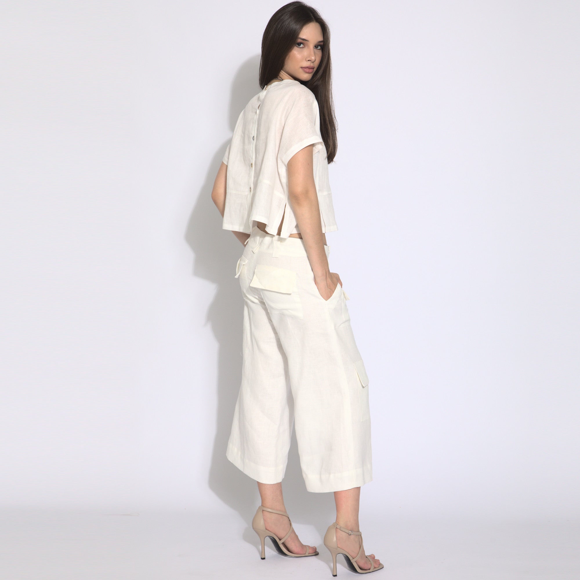 Maya - Calça cargo cropped em puro linho