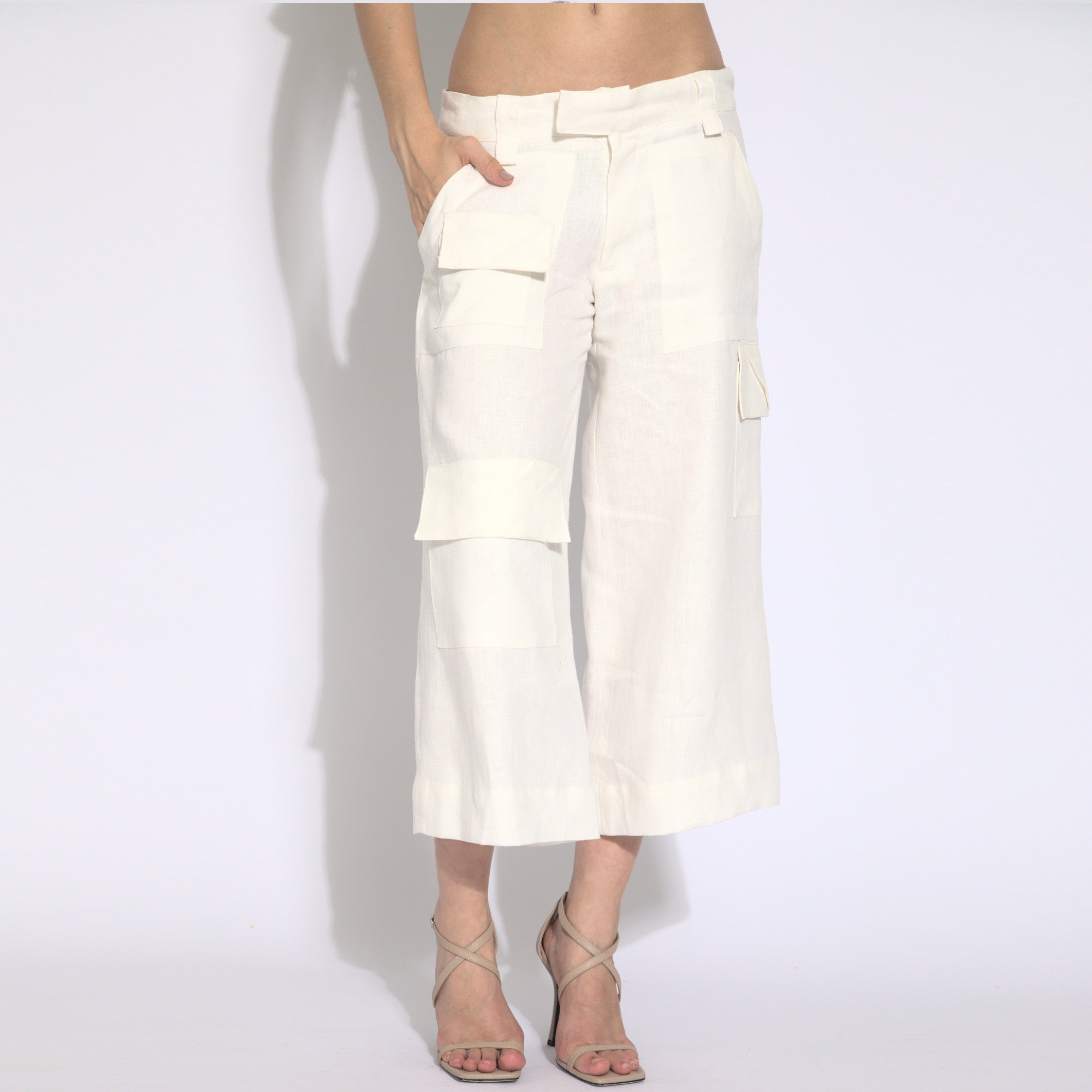 Maya - Calça cargo cropped em puro linho