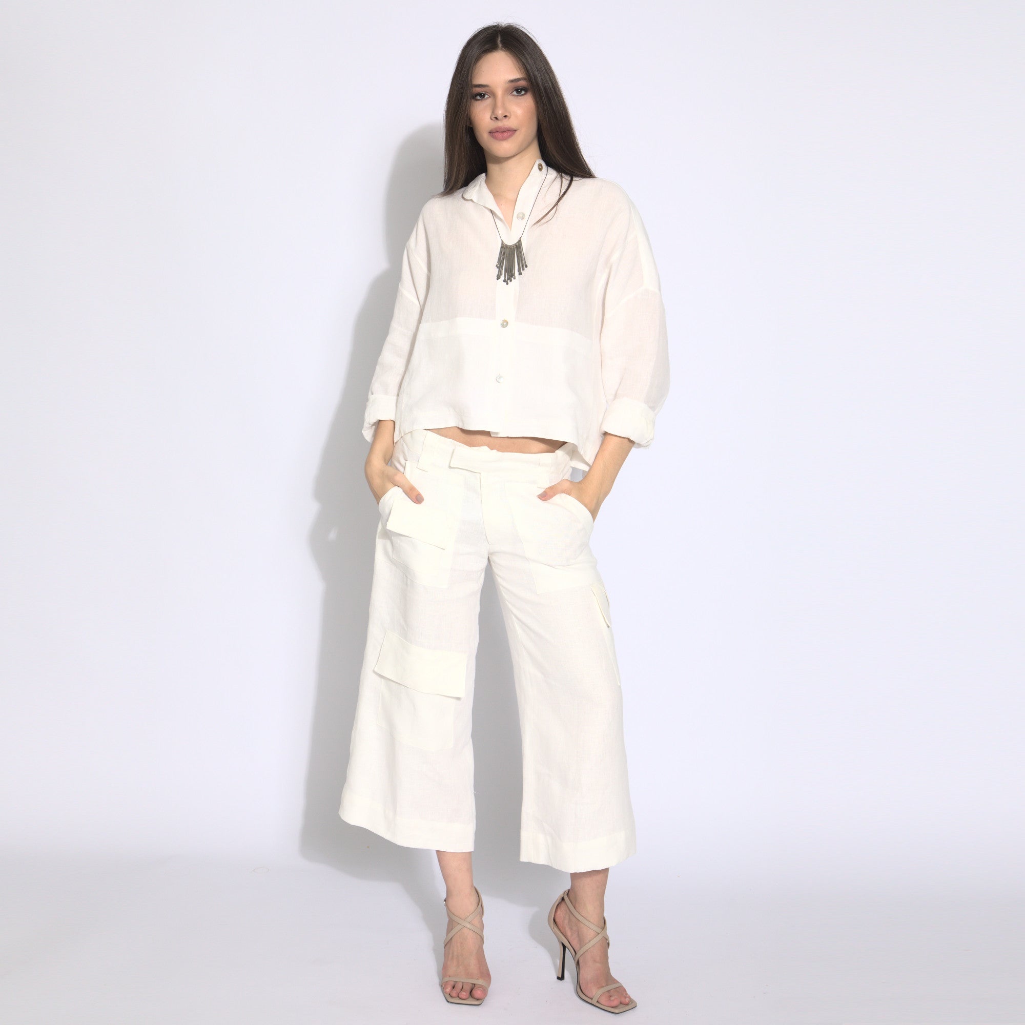 Maya - Calça cargo cropped em puro linho