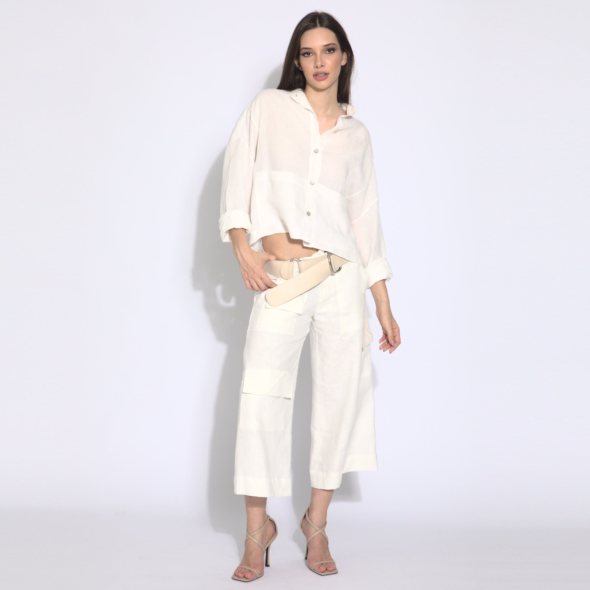 Maya - Calça cargo cropped em puro linho
