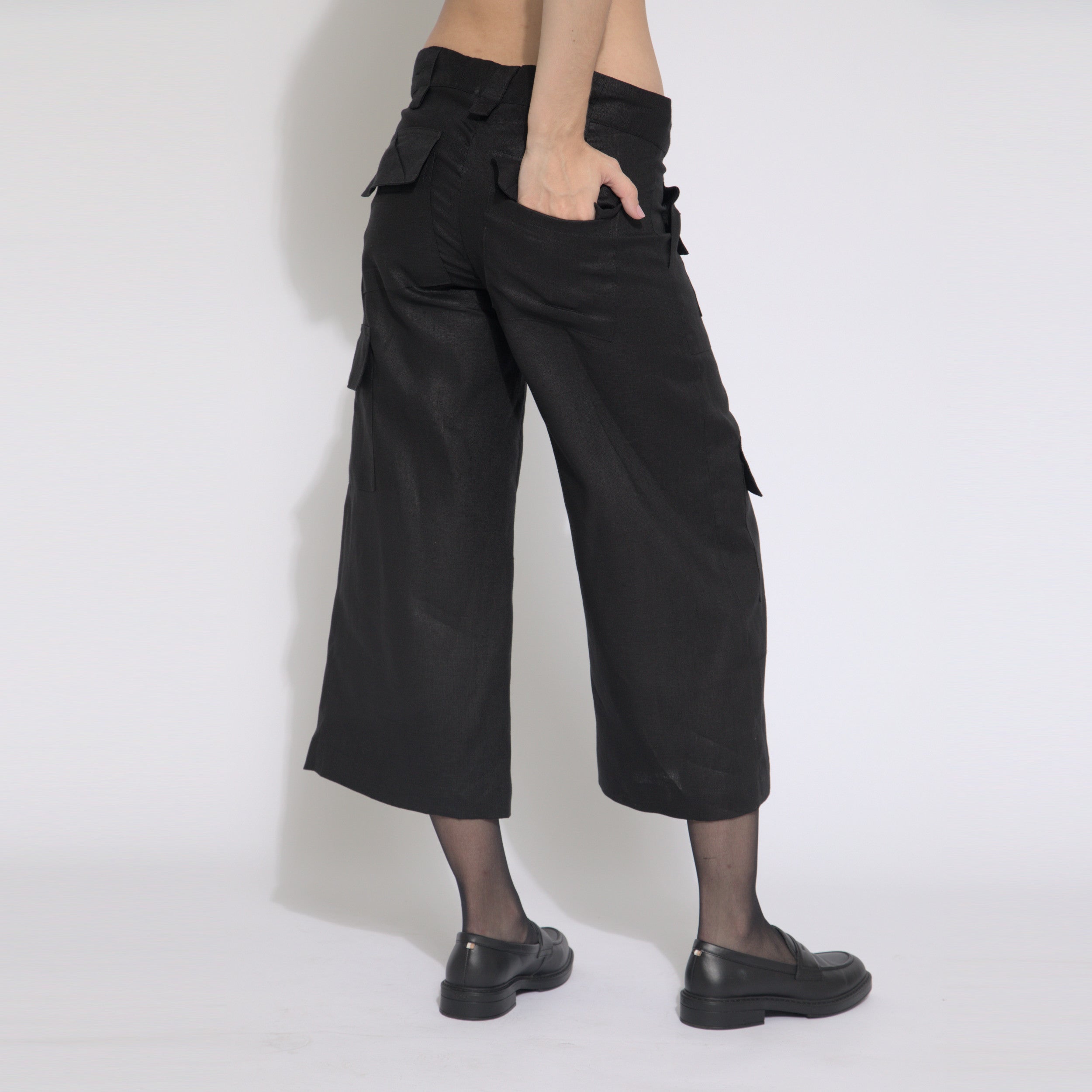 Maya - Calça cargo cropped em puro linho