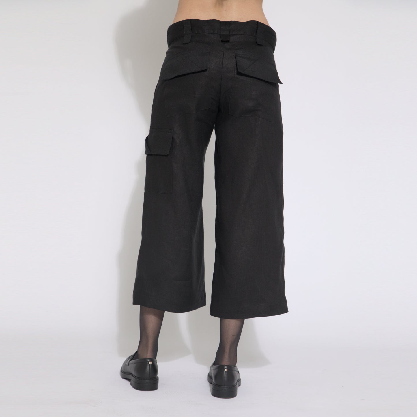 Maya - Calça cargo cropped em puro linho