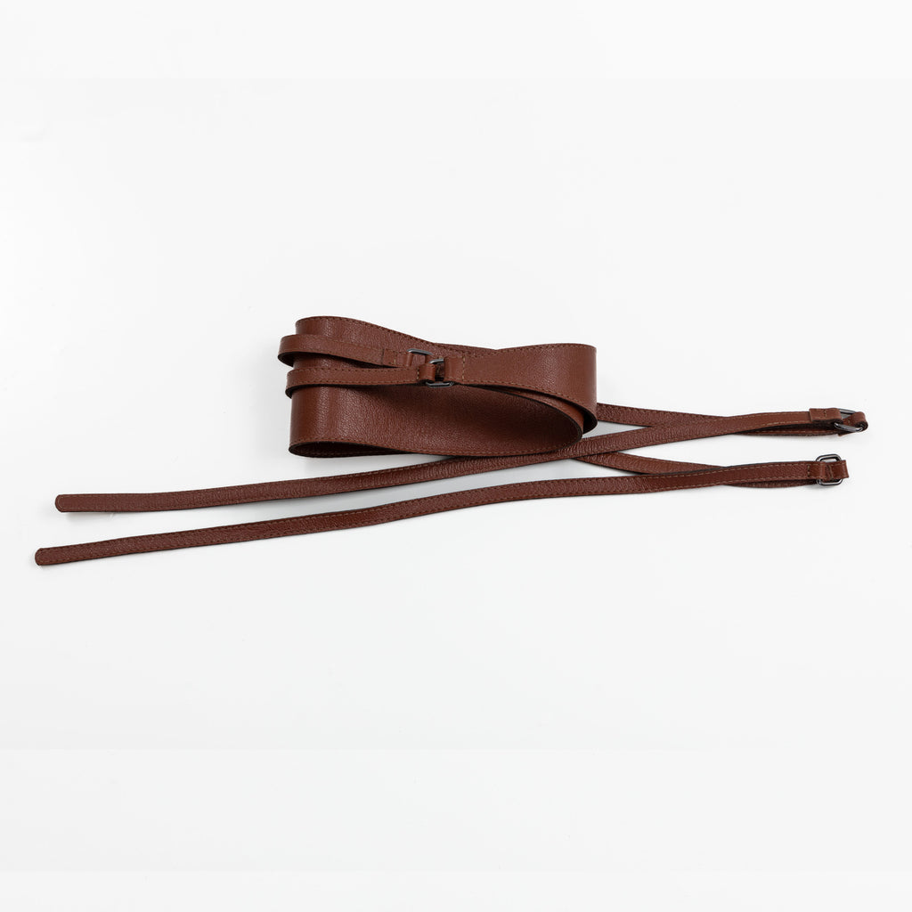 Cinto faixa com amarração de fitinhas em couro