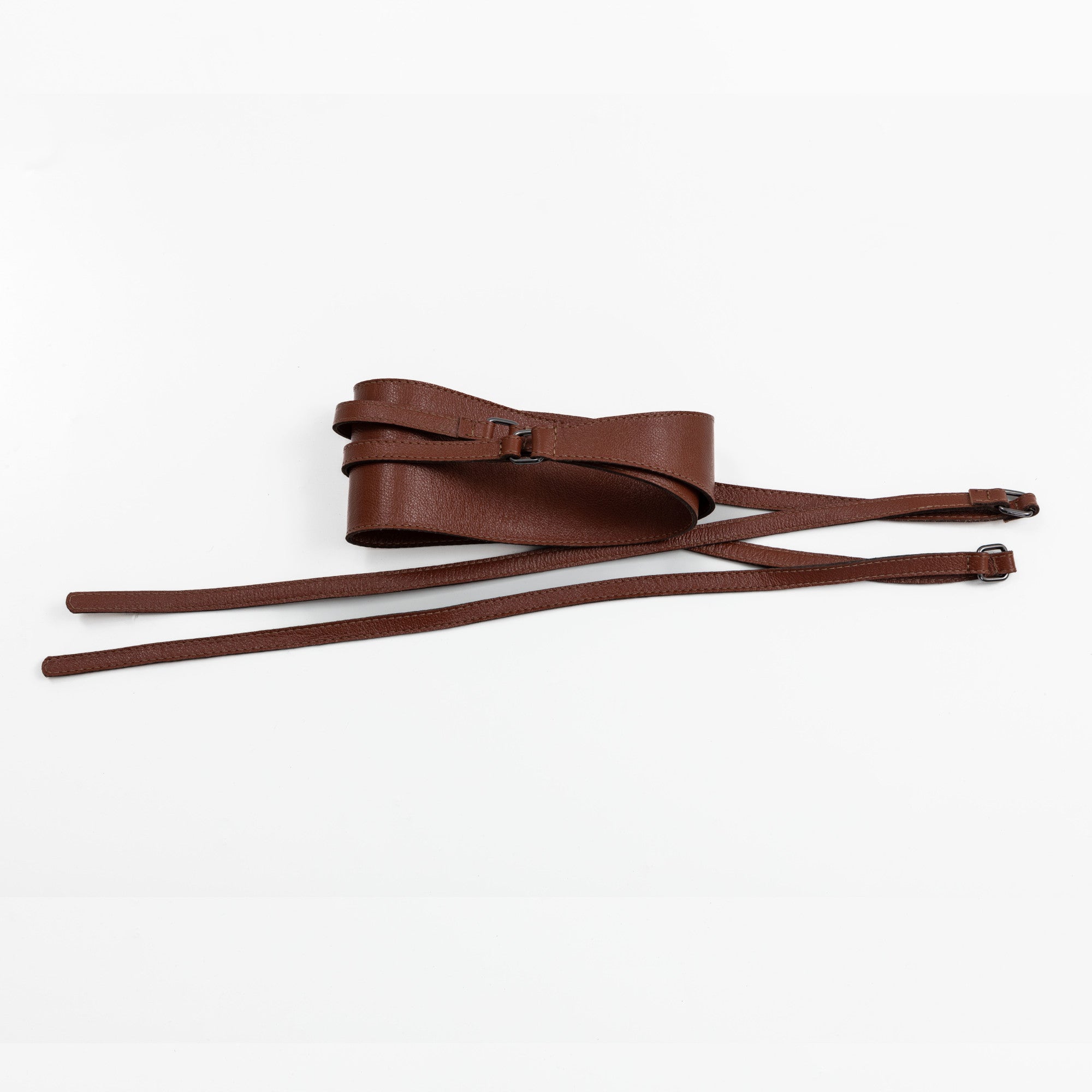 Cinto faixa com amarração de fitinhas em couro