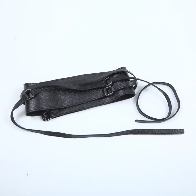 Cinto faixa com amarração de fitinhas em couro