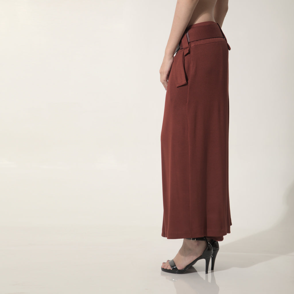 Cleo - Saia-calça de malha com cinto na cor cabernet