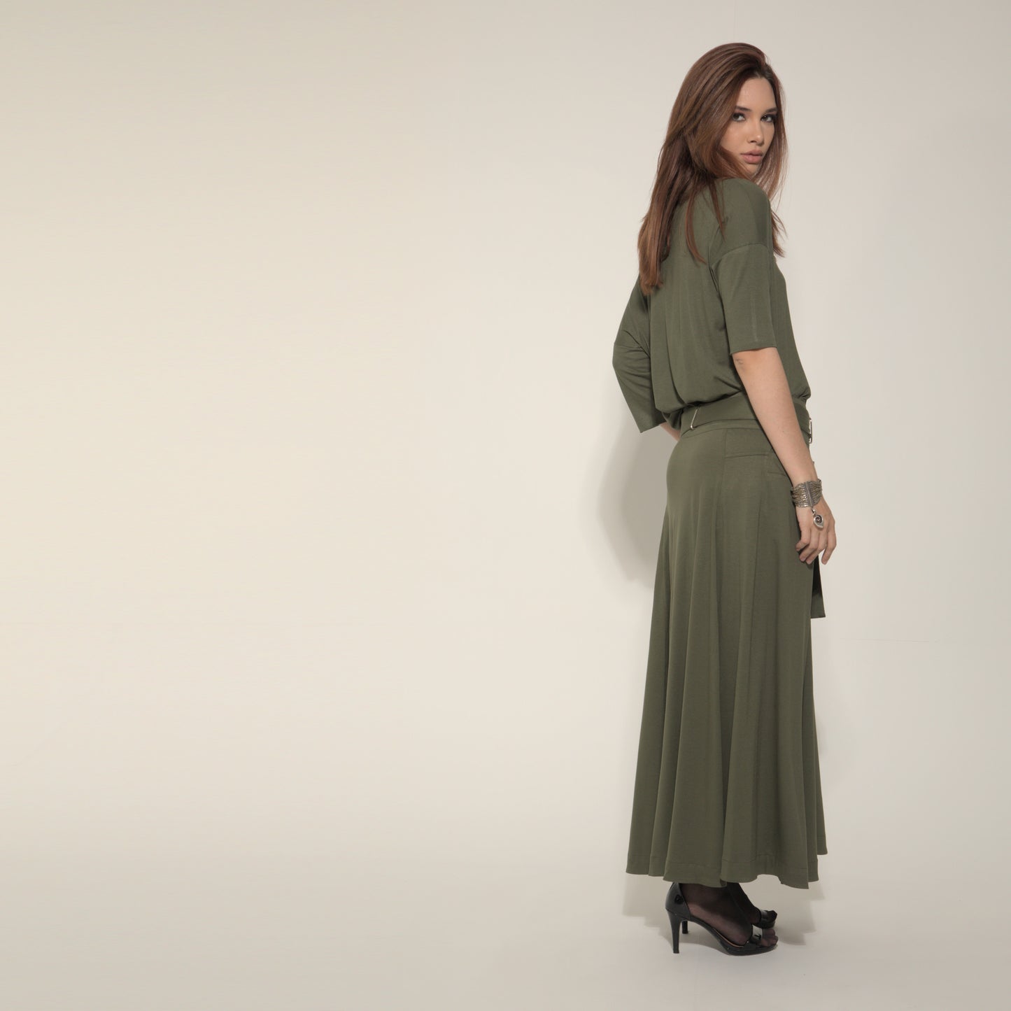 Jackie - Blusa em malha assimétrica com alcinha cor verde militar