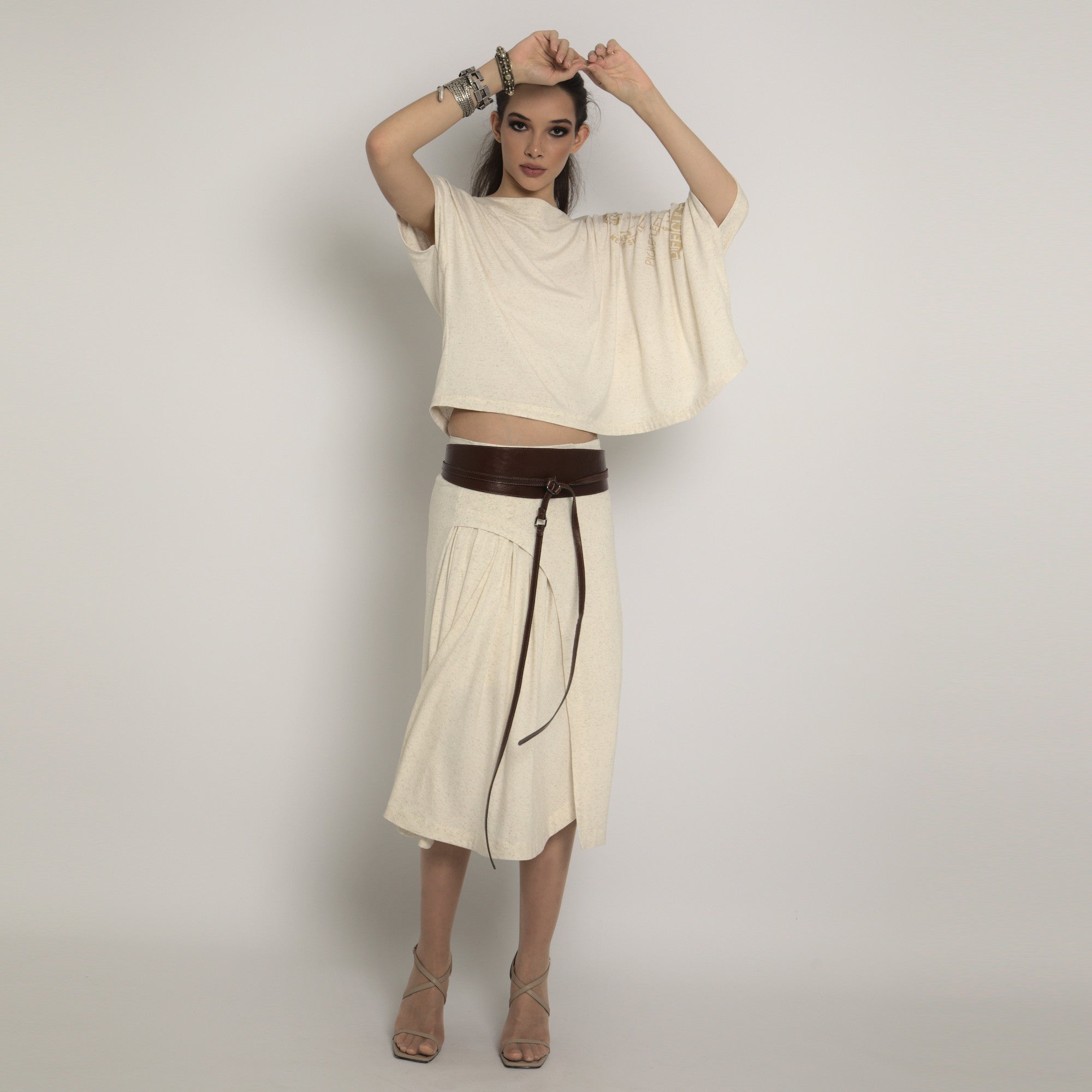 Cinto faixa com amarração de fitinhas em couro