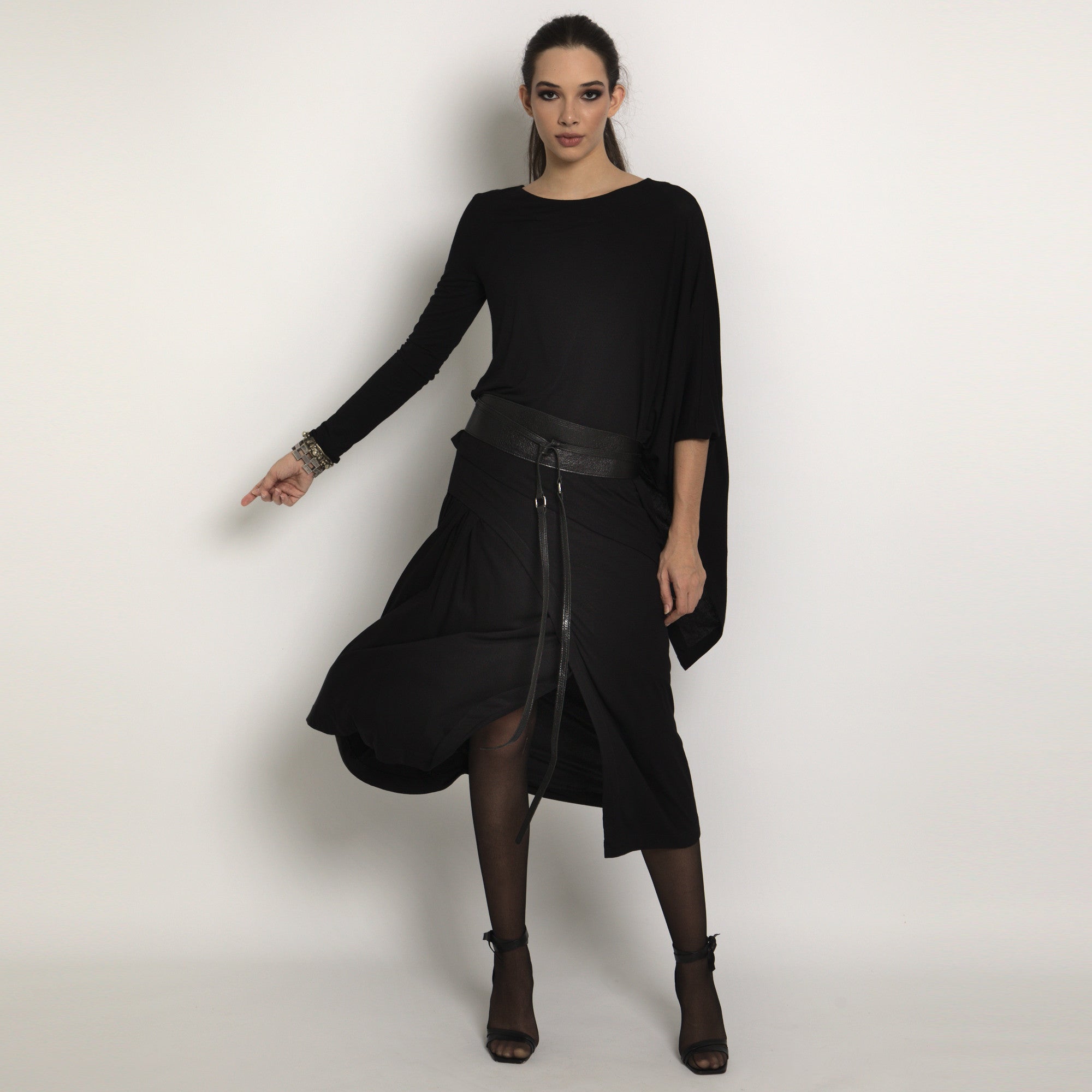 Cinto faixa com amarração de fitinhas em couro