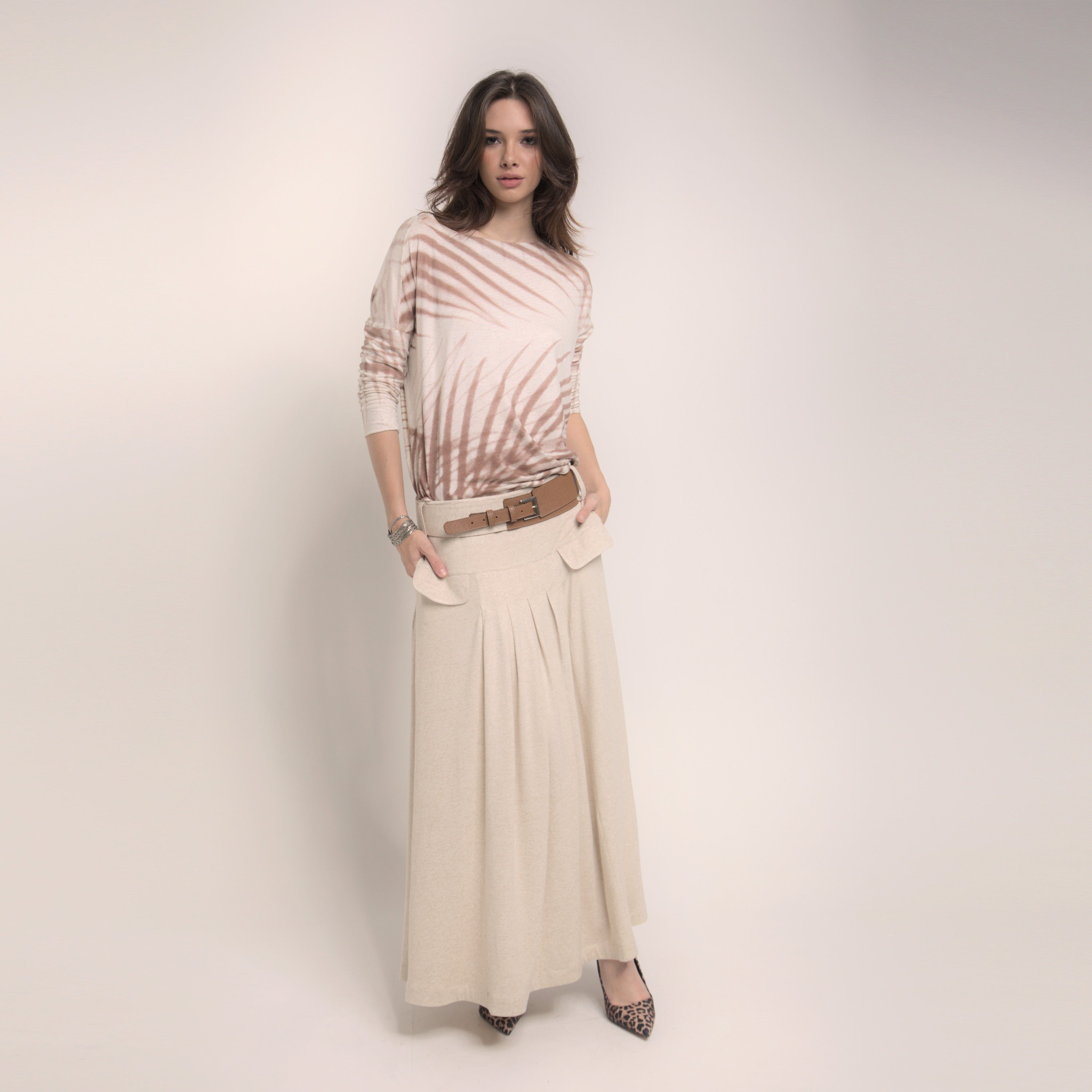 Folhagens - Blusa em malha estampa folhas cor linho e argila