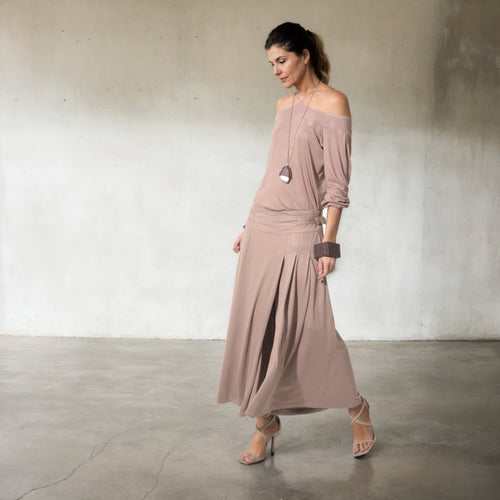 Amira - Saia-calça de malha com pregas e ajuste com fivelas de metal na cor rosé