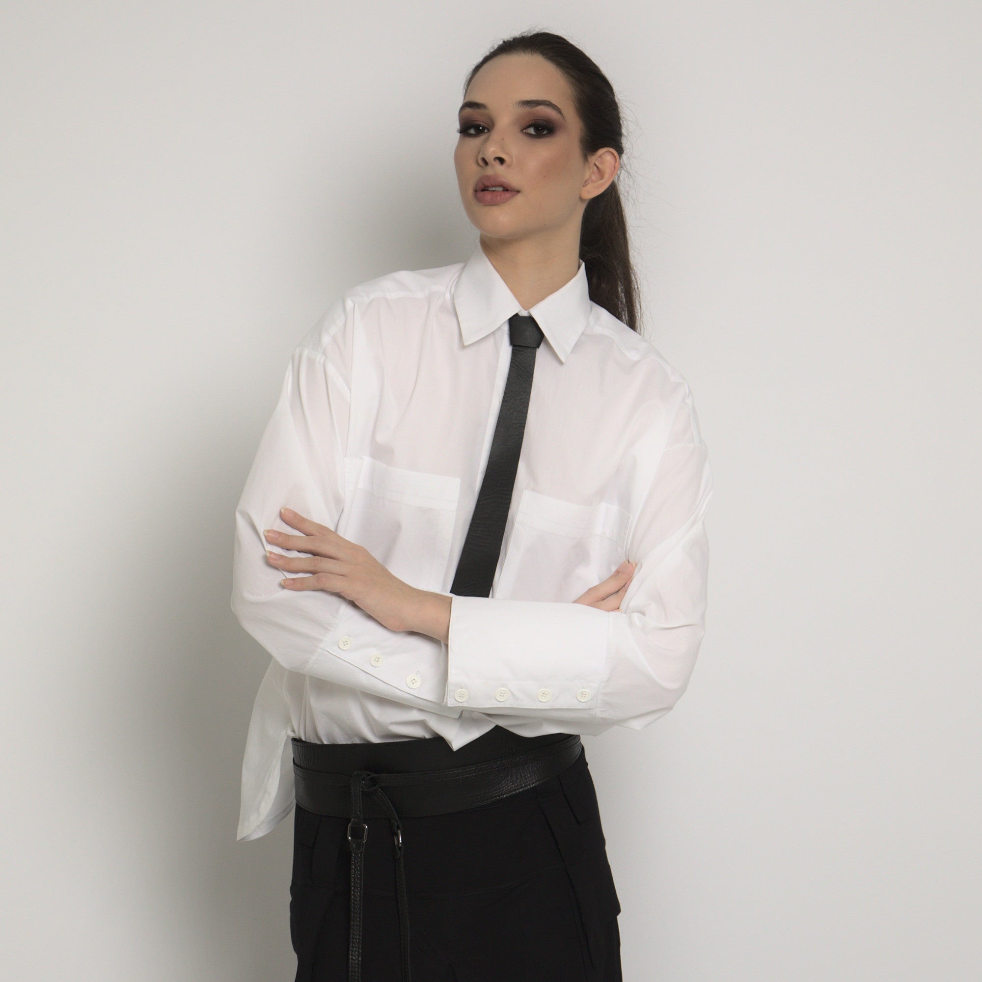 Gravata em couro com fecho de metal