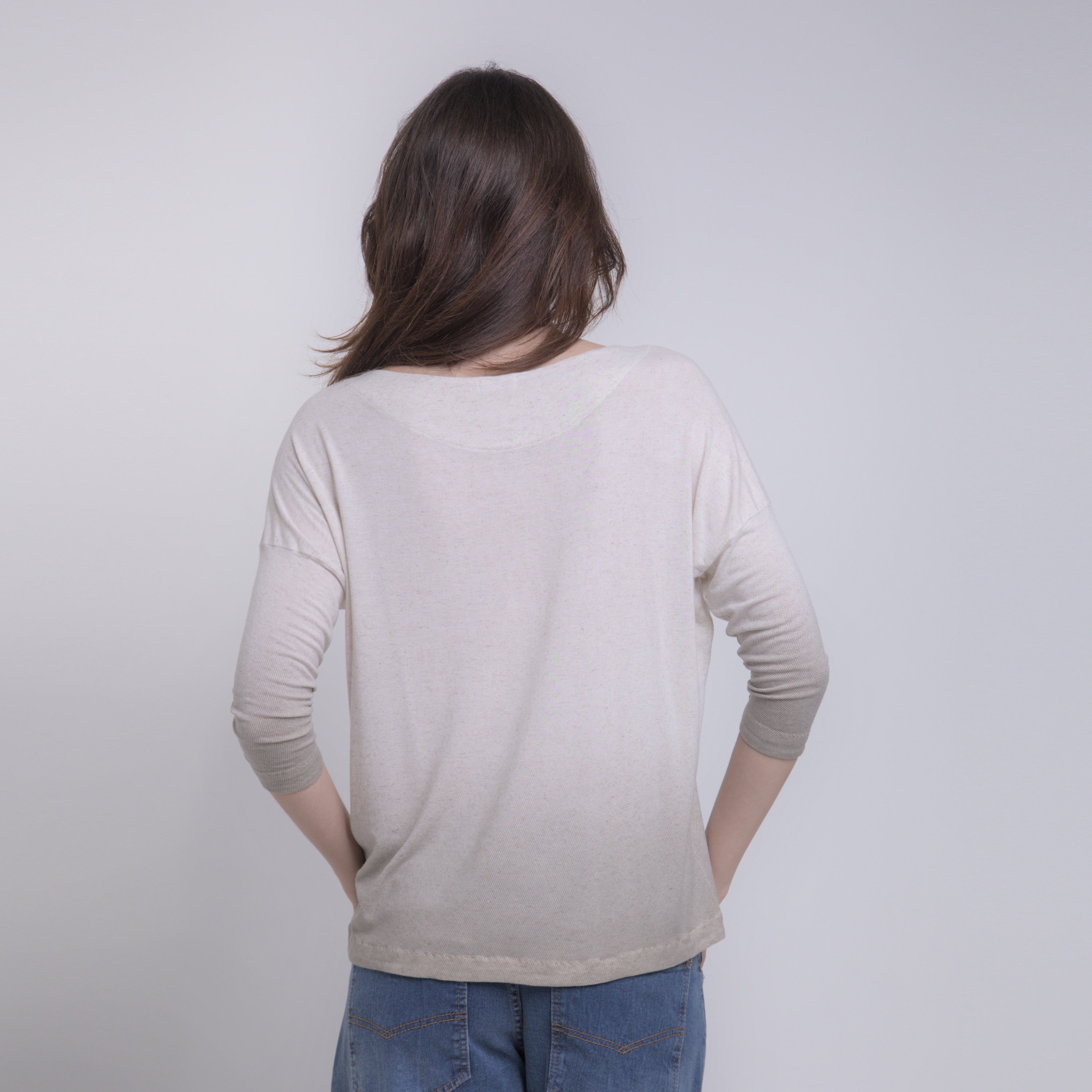 Iris - Blusa de malha degradê com mangas 3/4, off-white e cáqui