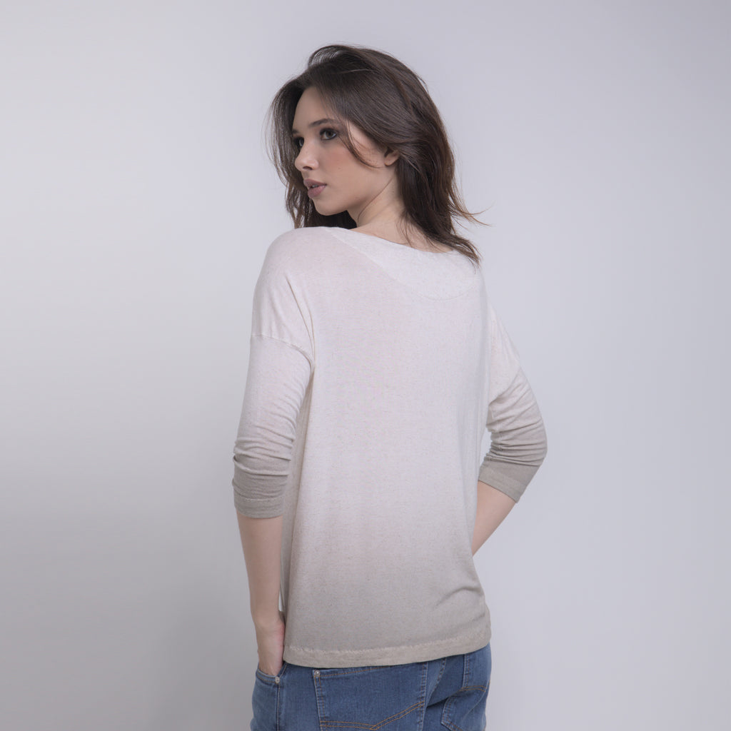 Iris - Blusa de malha degradê com mangas 3/4, off-white e cáqui
