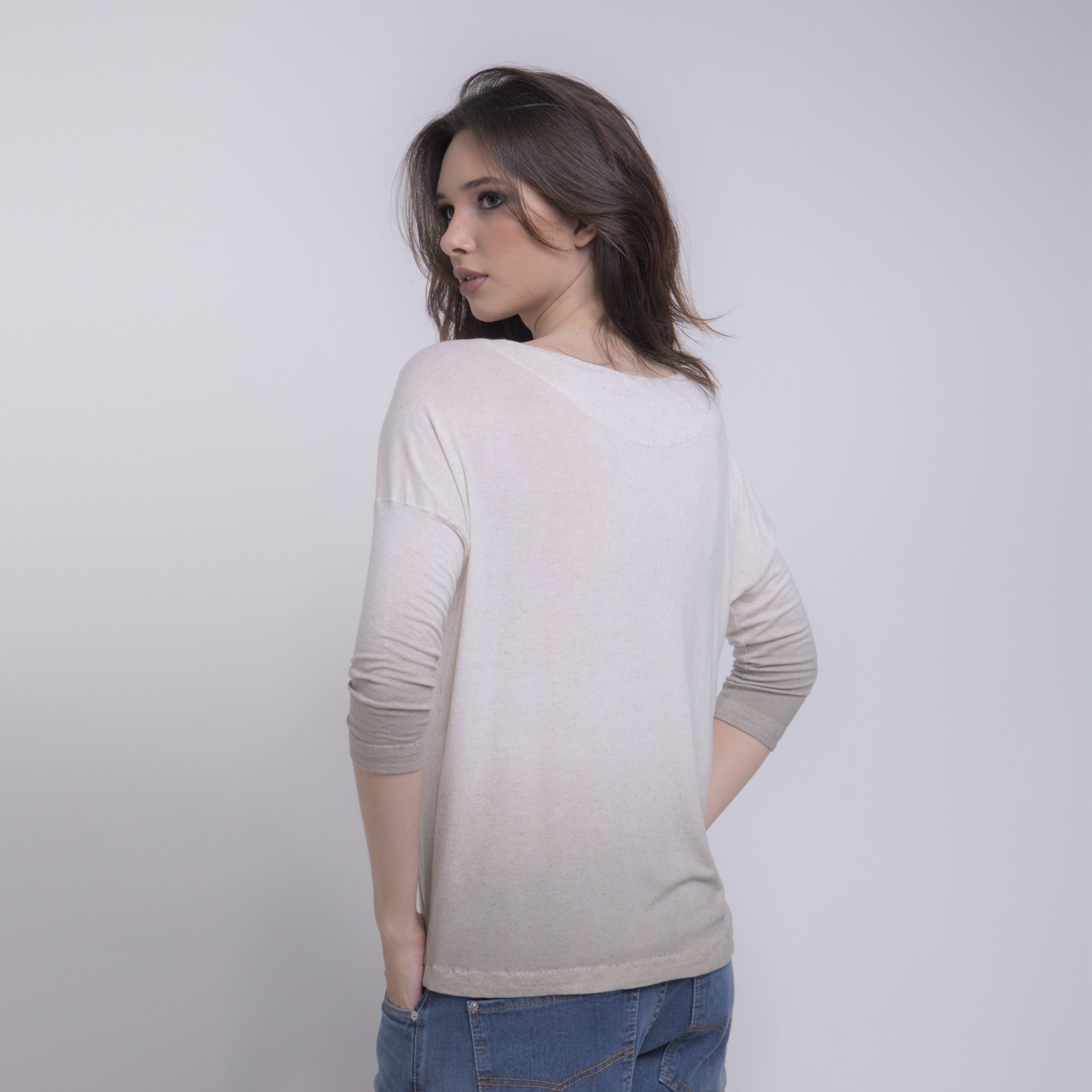 Iris - Blusa de malha degradê com mangas 3/4, off-white e cáqui
