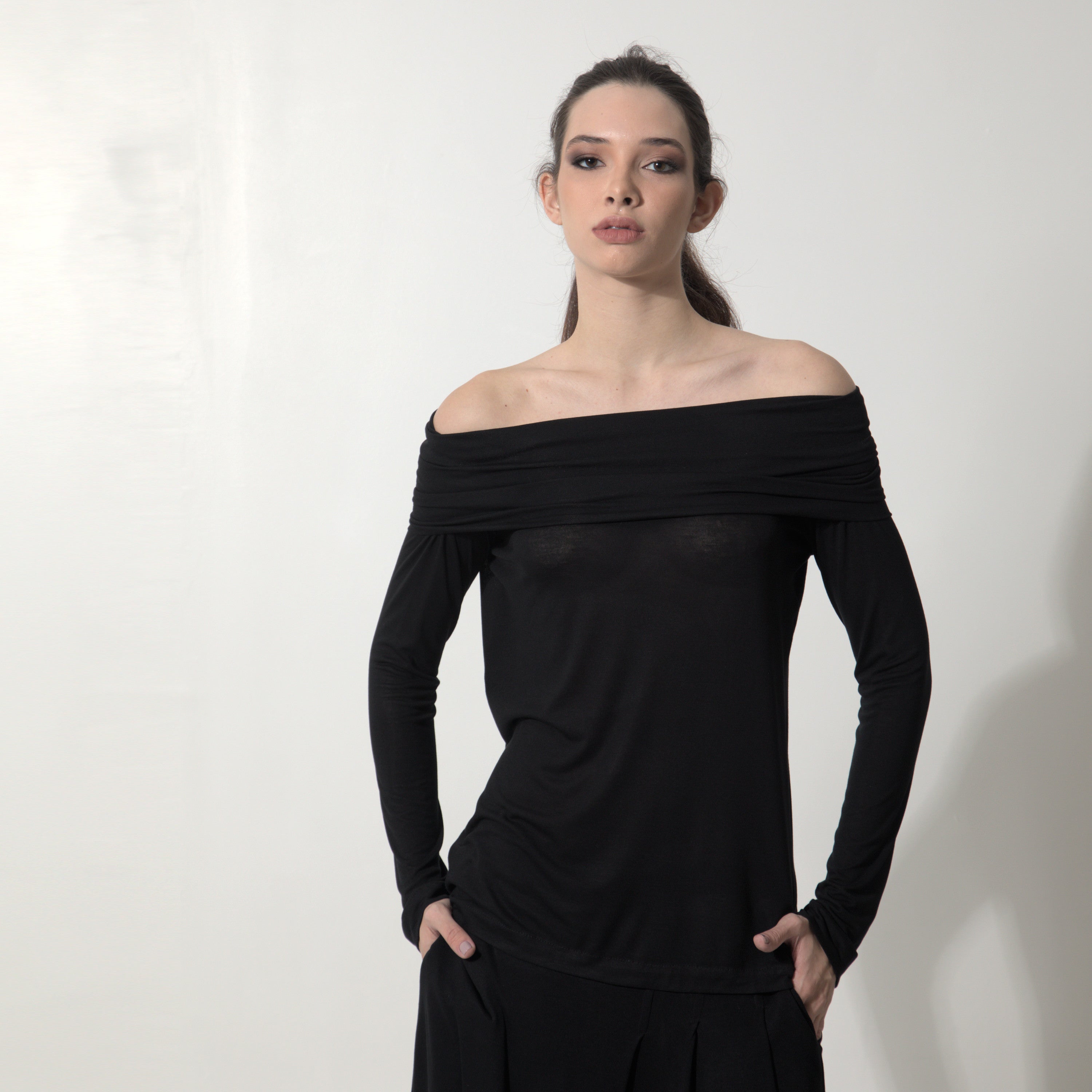 Isadora - Blusa decote ombro a ombro e manga comprida na cor preta