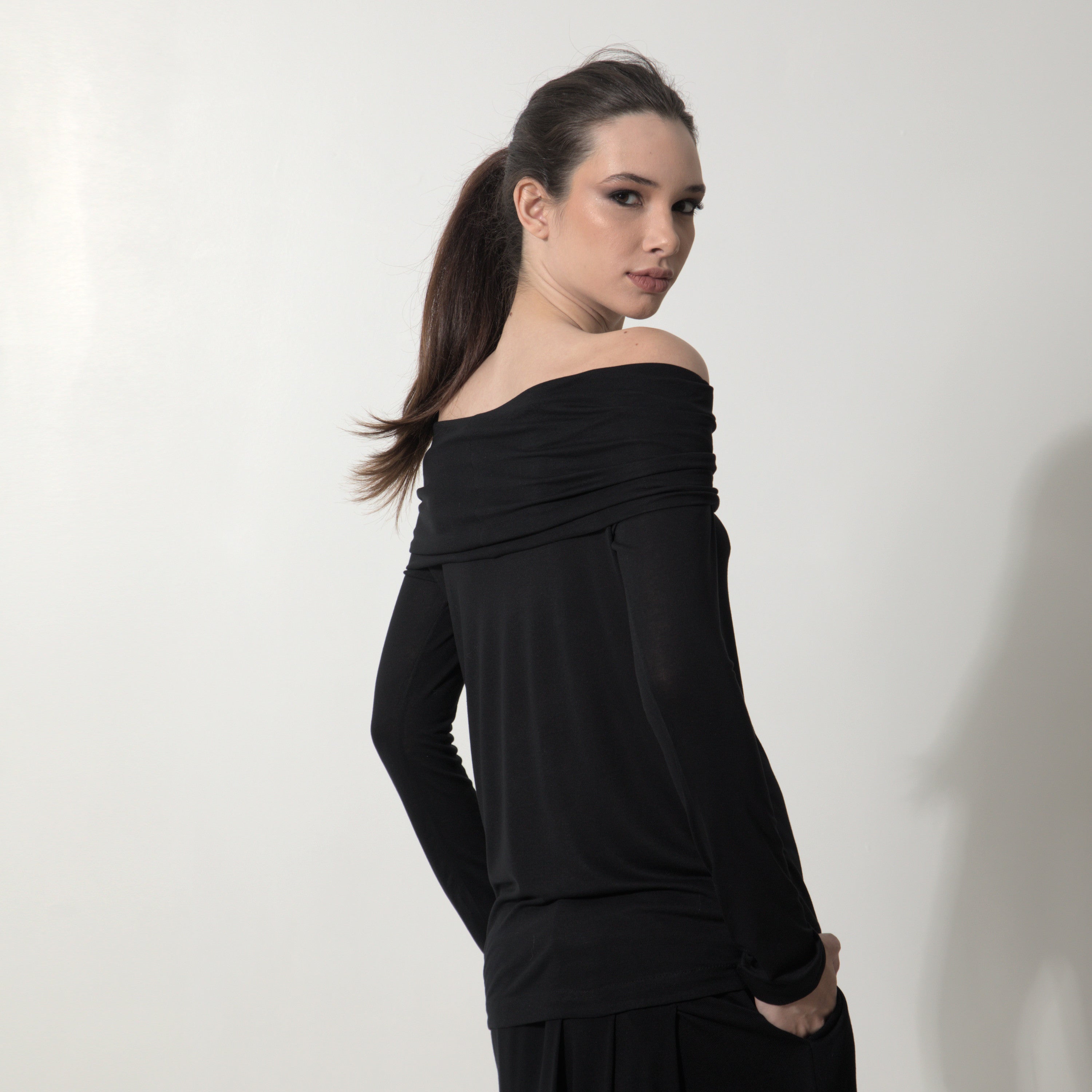 Isadora - Blusa decote ombro a ombro e manga comprida na cor preta