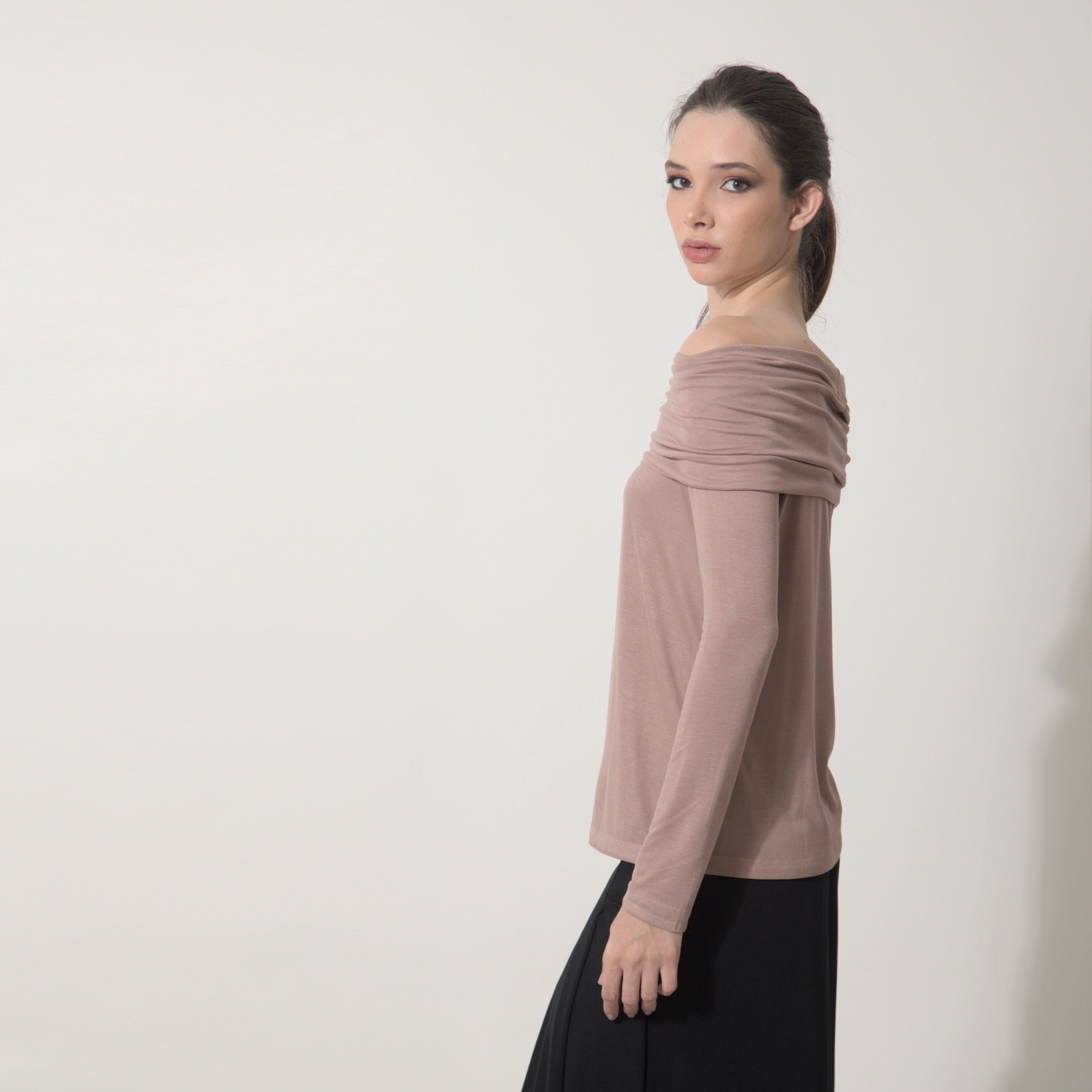 Isadora - Blusa decote ombro a ombro e manga comprida na cor mocha mousse