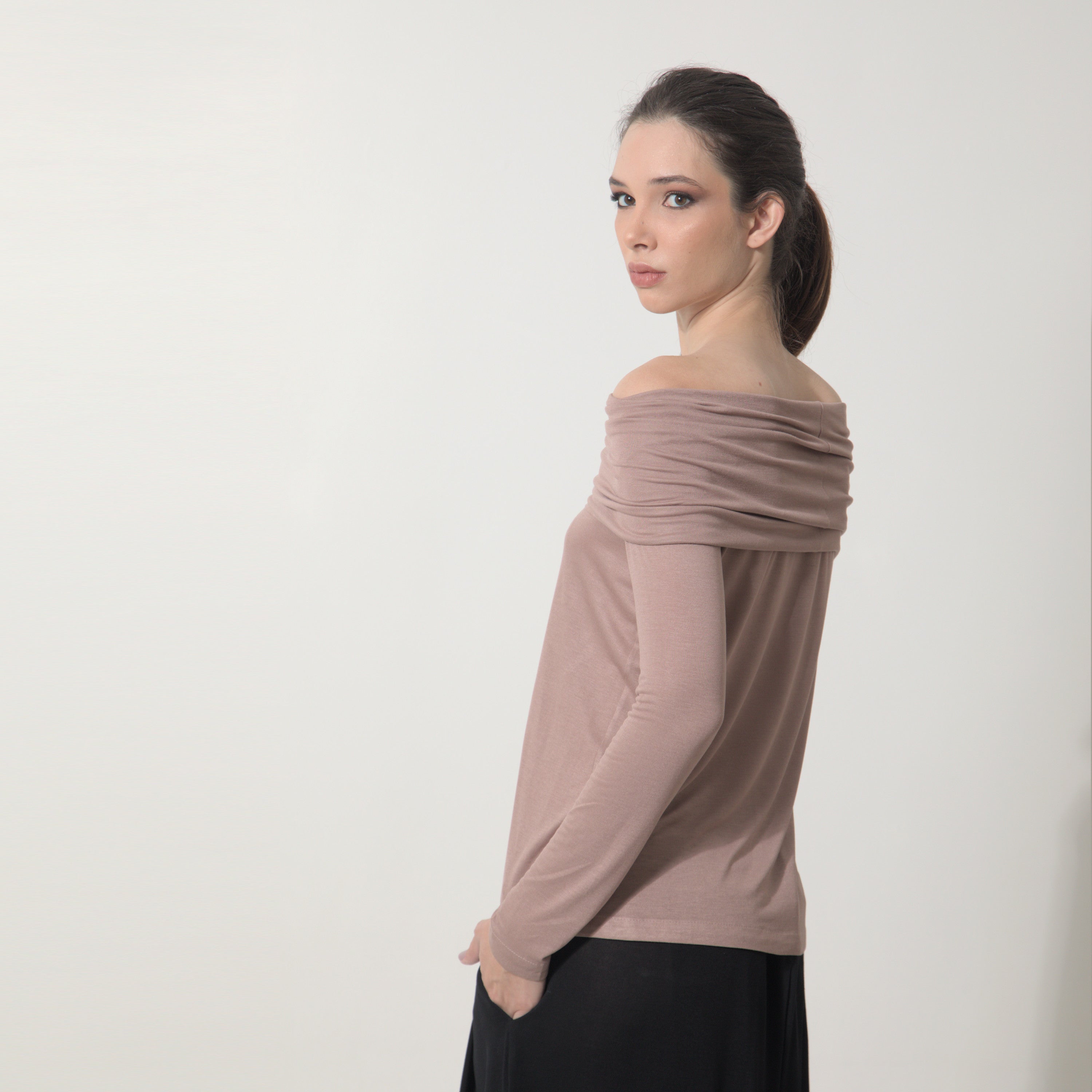 Isadora - Blusa decote ombro a ombro e manga comprida na cor mocha mousse